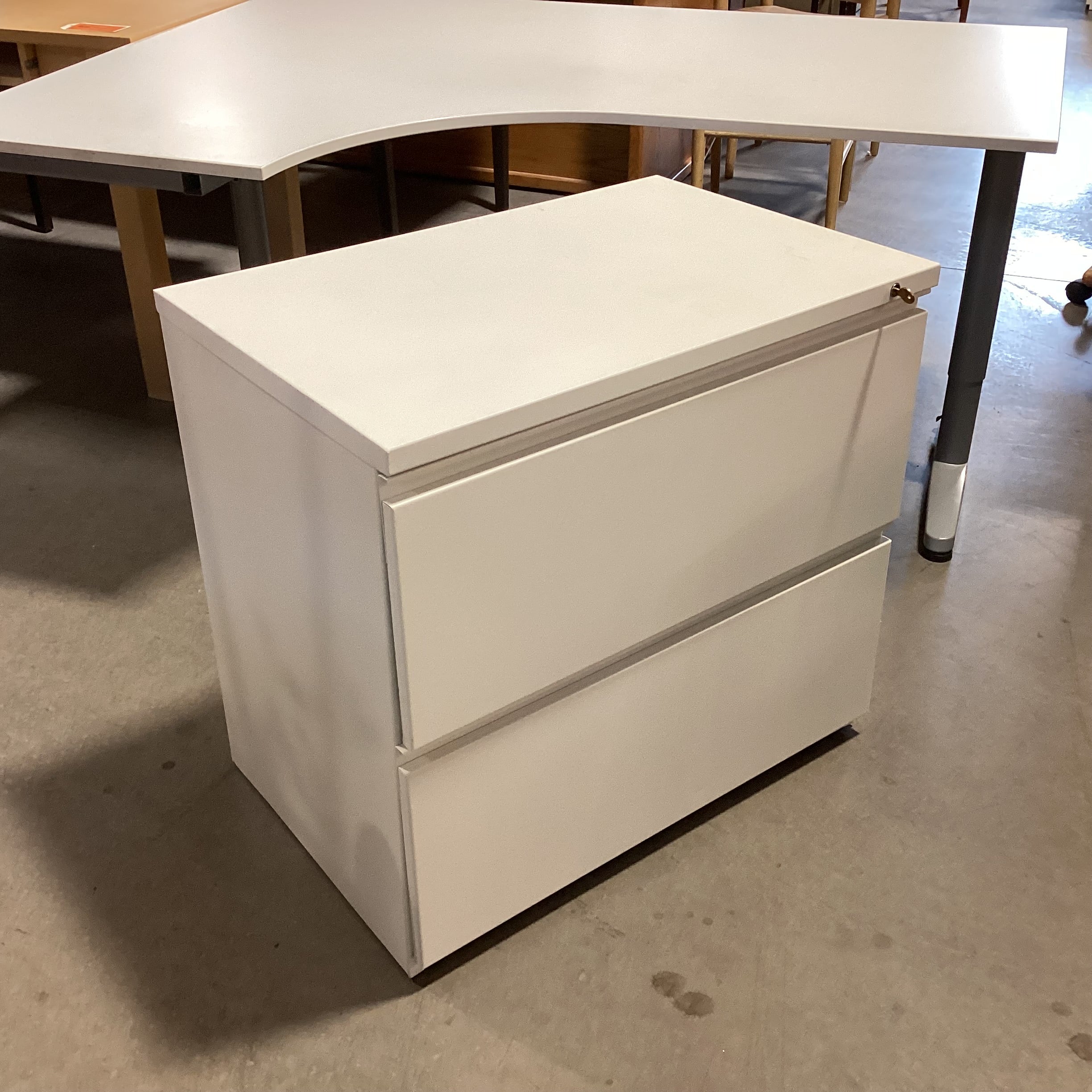 White Metal 2 Drawer File Cabinet 29.5"x 19.5"x 27"