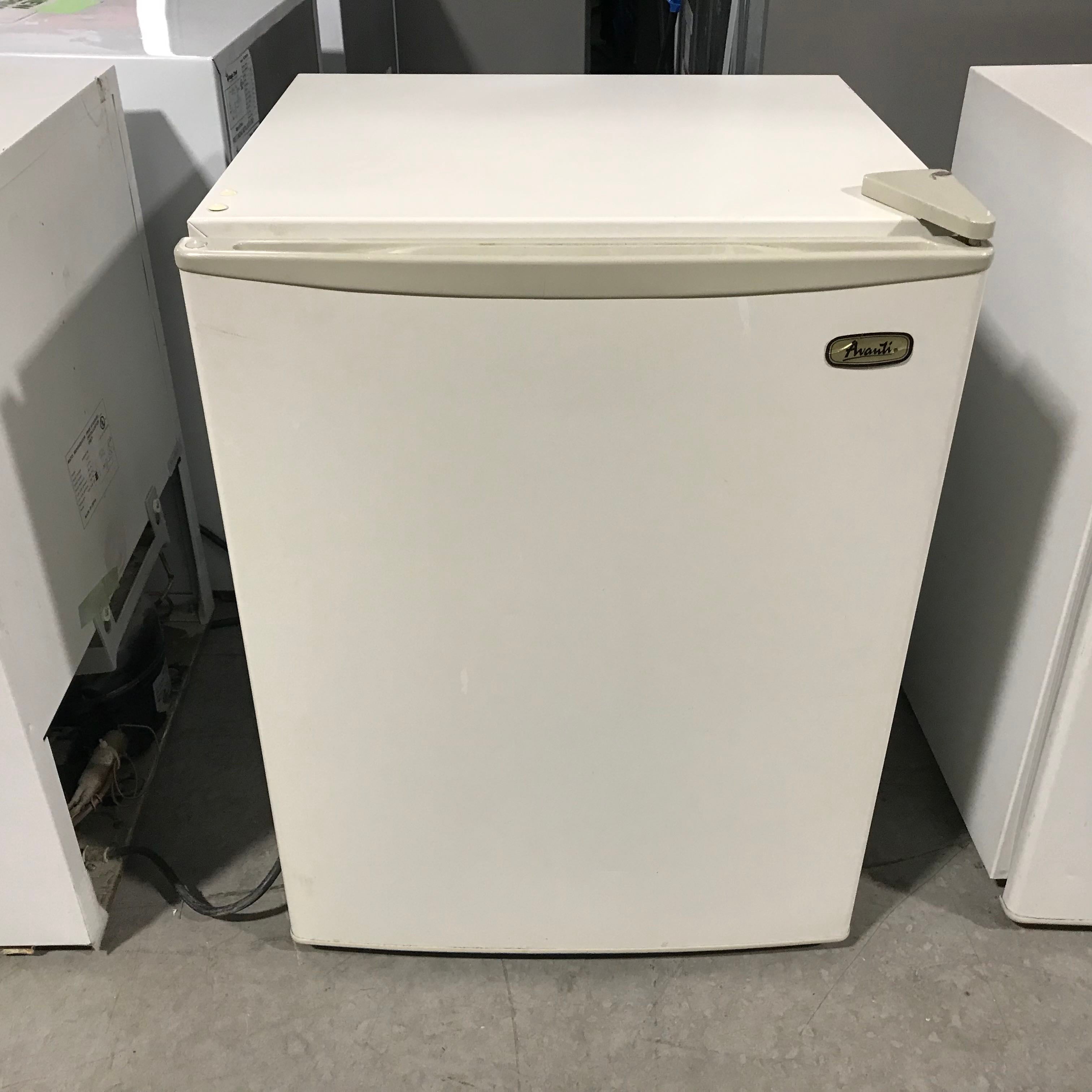 18.5x 17.5x 25 Avanti White Mini Refrigerator — Habitat Roaring