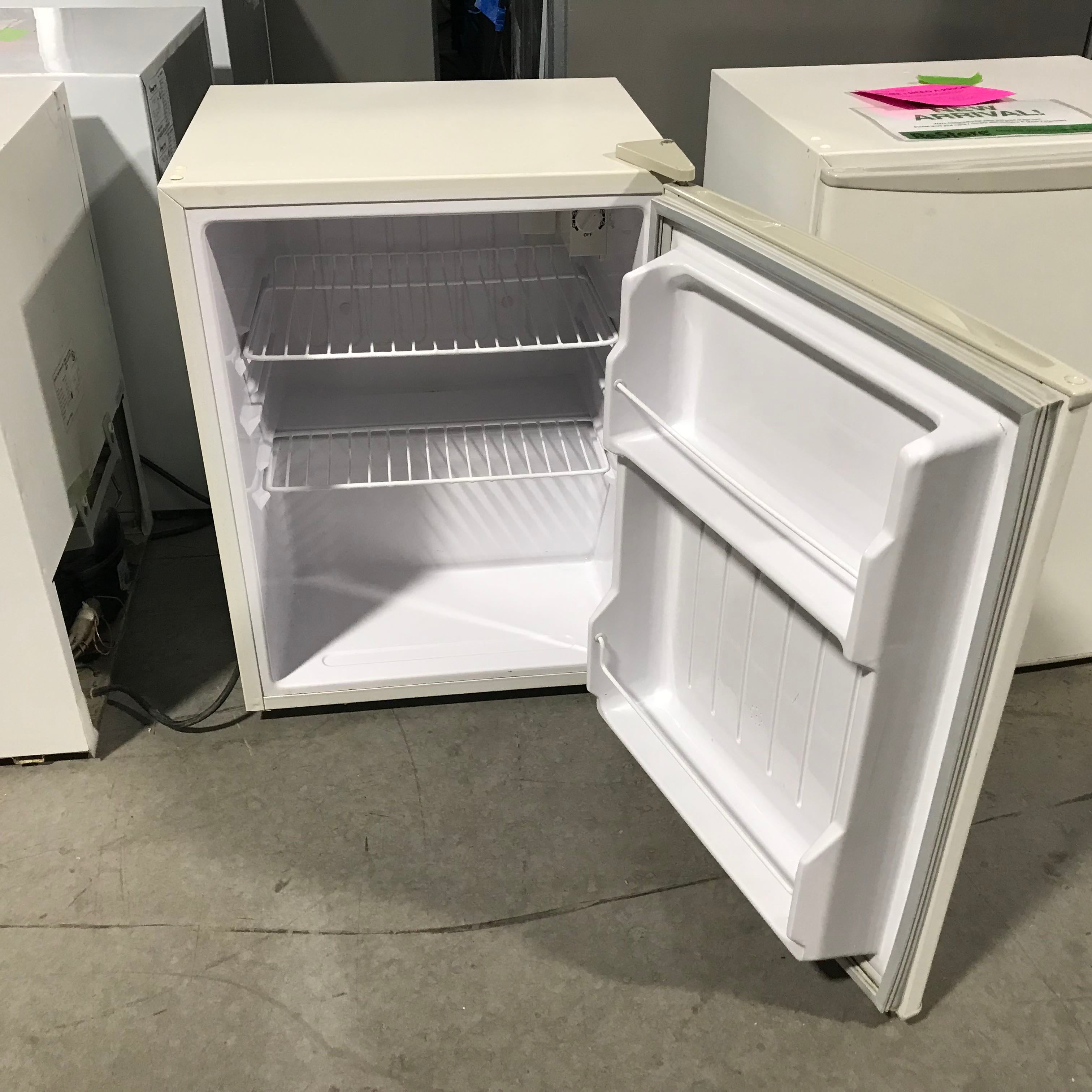 18.5"x 17.5"x 25" Avanti White Mini Refrigerator