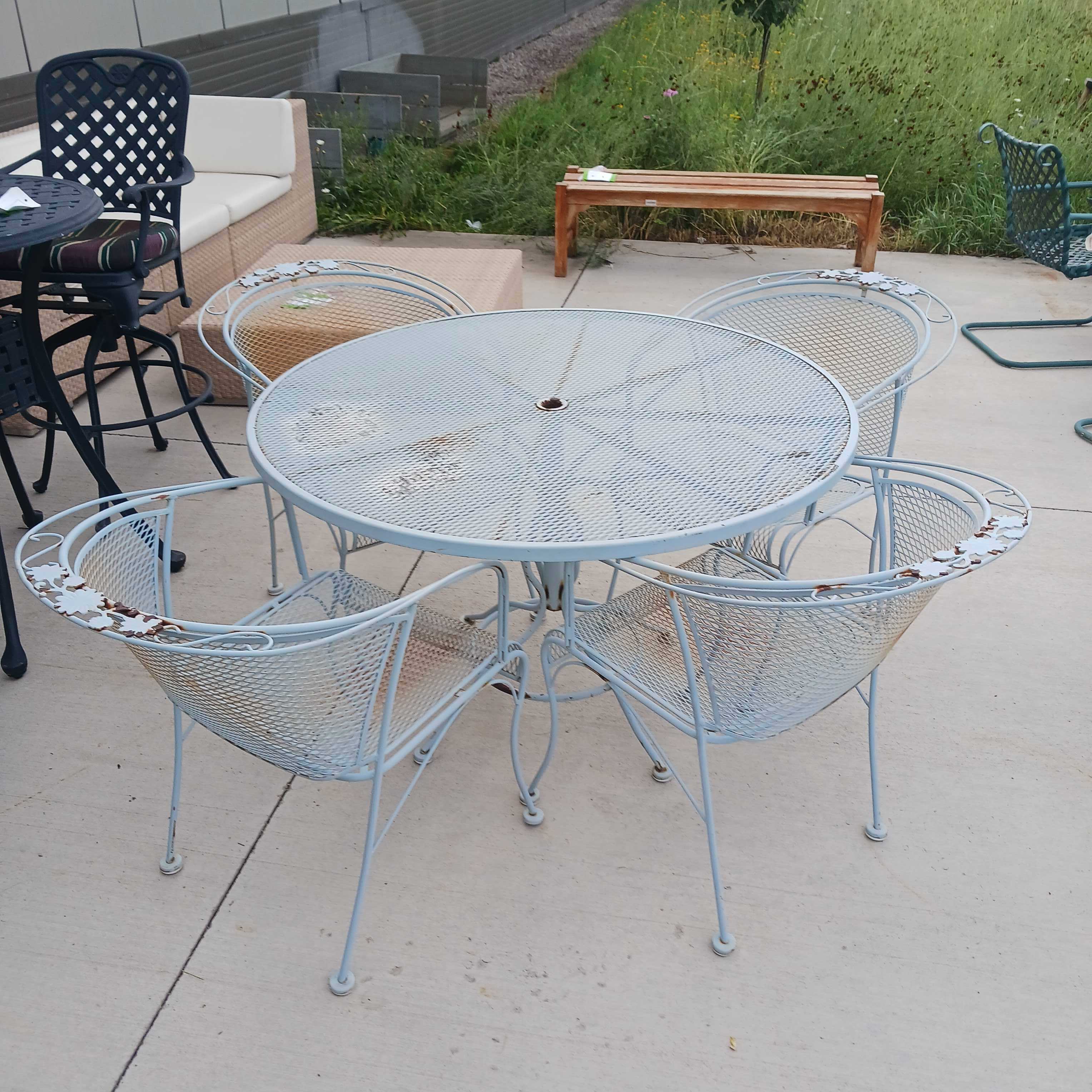 Briarwood with 4 Chairs Patio Set