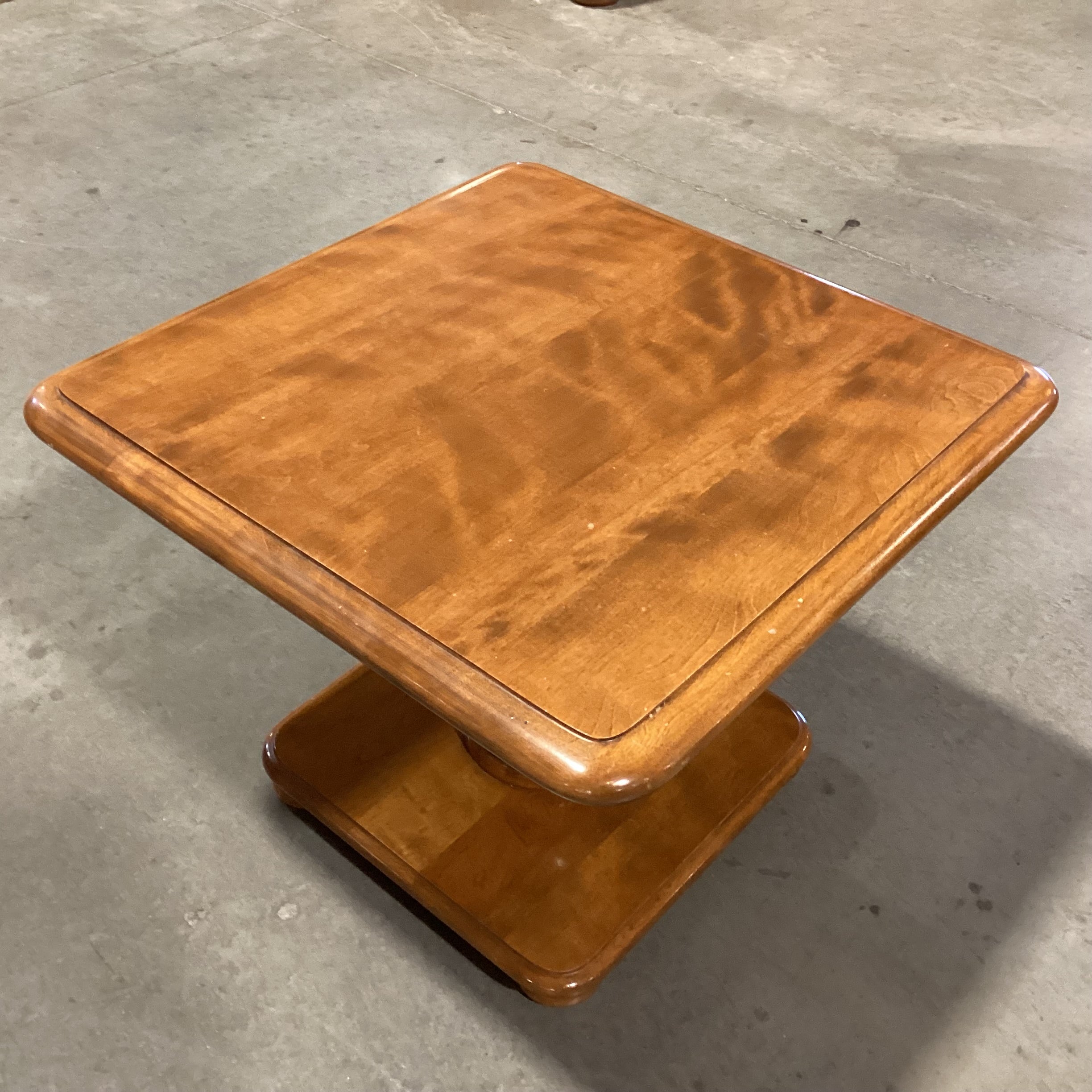 Vintage 70's Ethan Allen Heirloom Nutmeg Maple End Table 21"x 21"x 16.5"