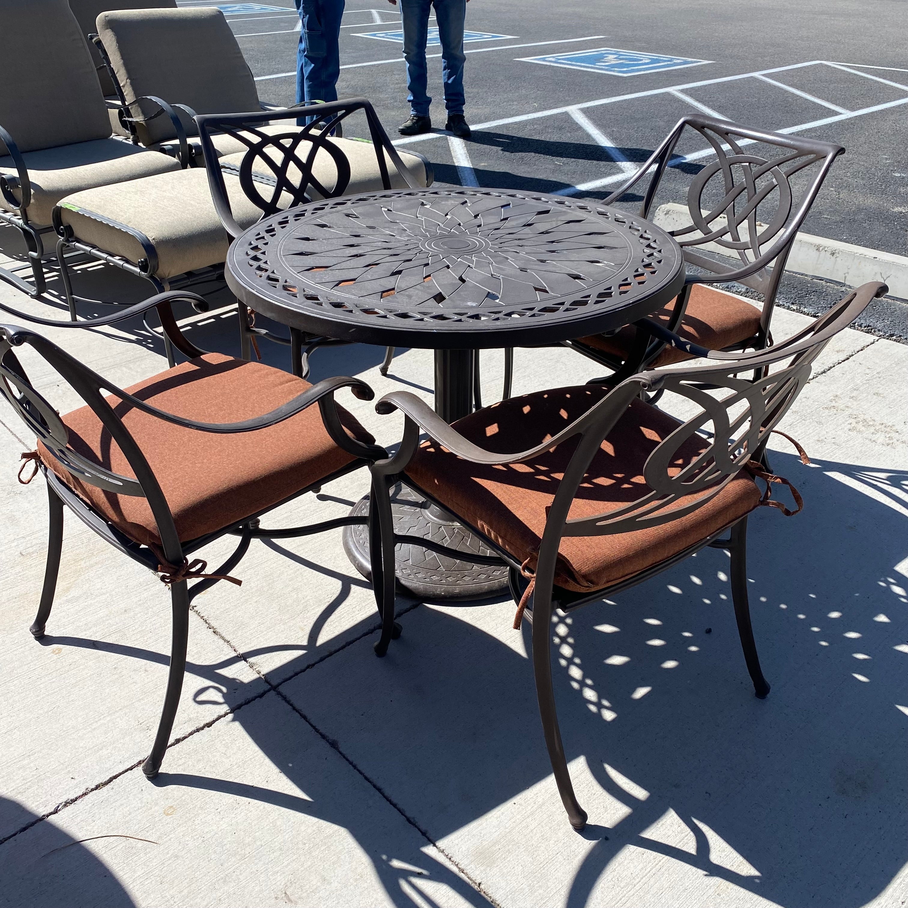 Telescope Casual Furniture Cast Aluminum Decorative Round Table Set/4 Chairs with Cushions 35" Diameter x 28"