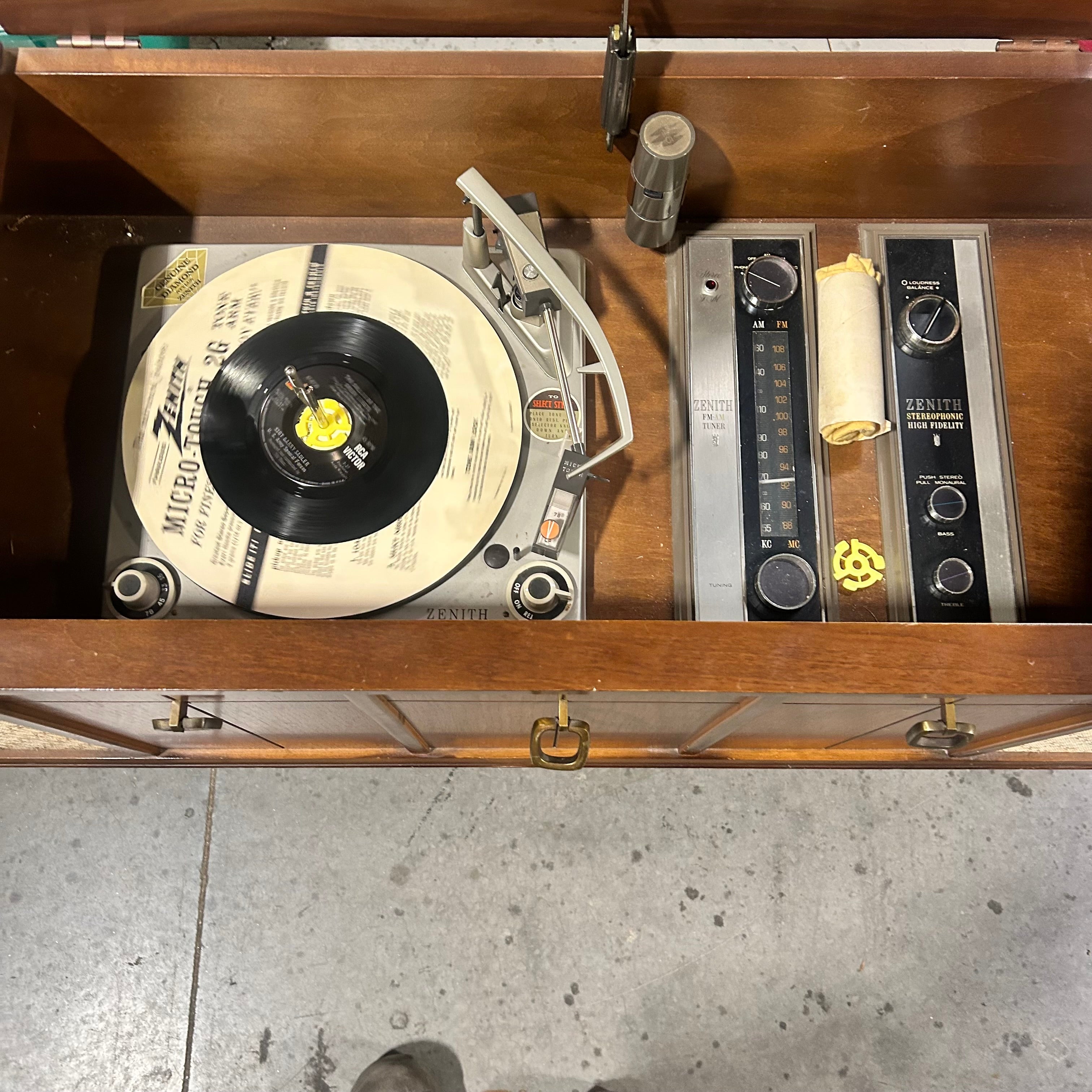 ZenithStereophonic High Fidelity Phonograph Model: MT1960