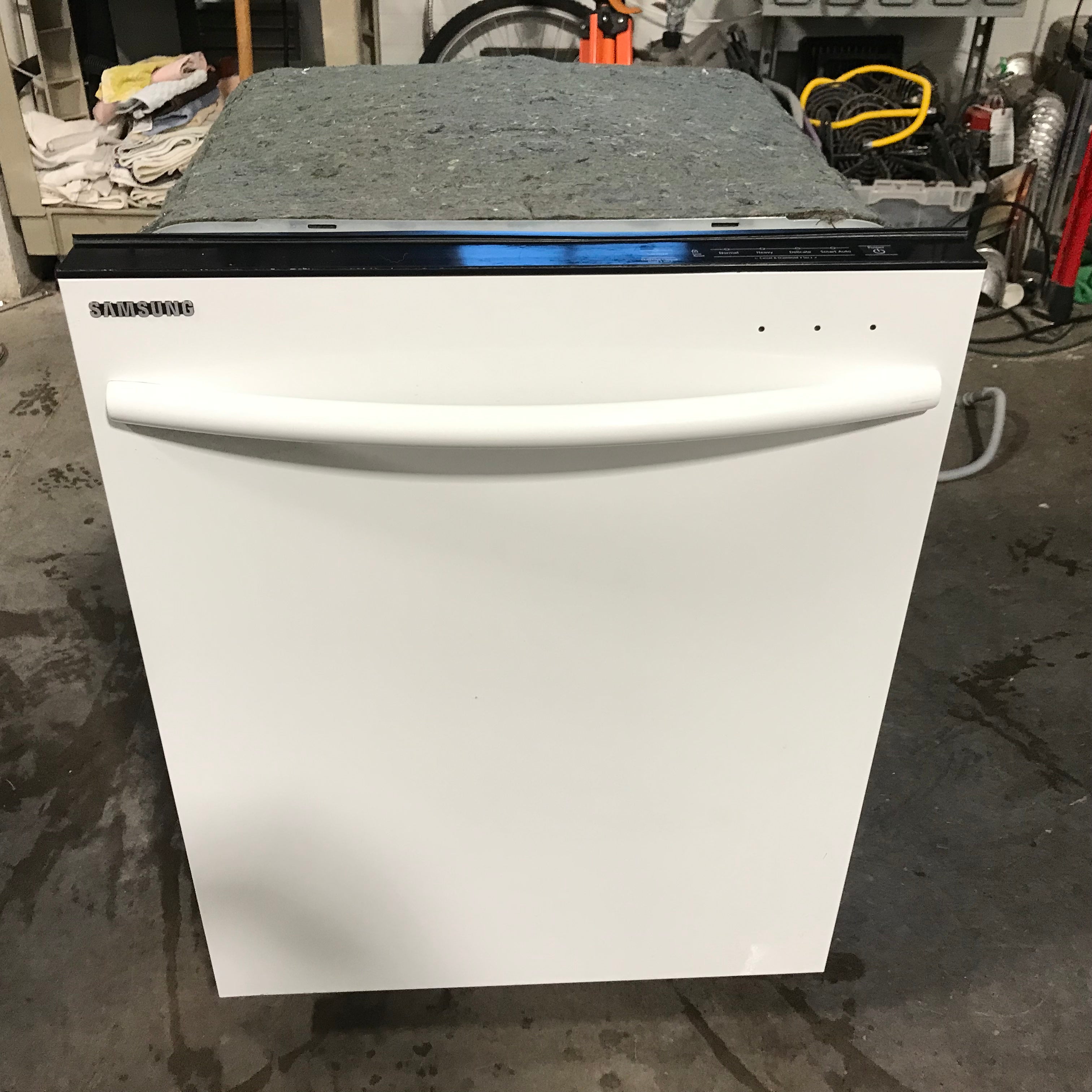 Samsung White Dishwasher 24"x 24"x 34"
