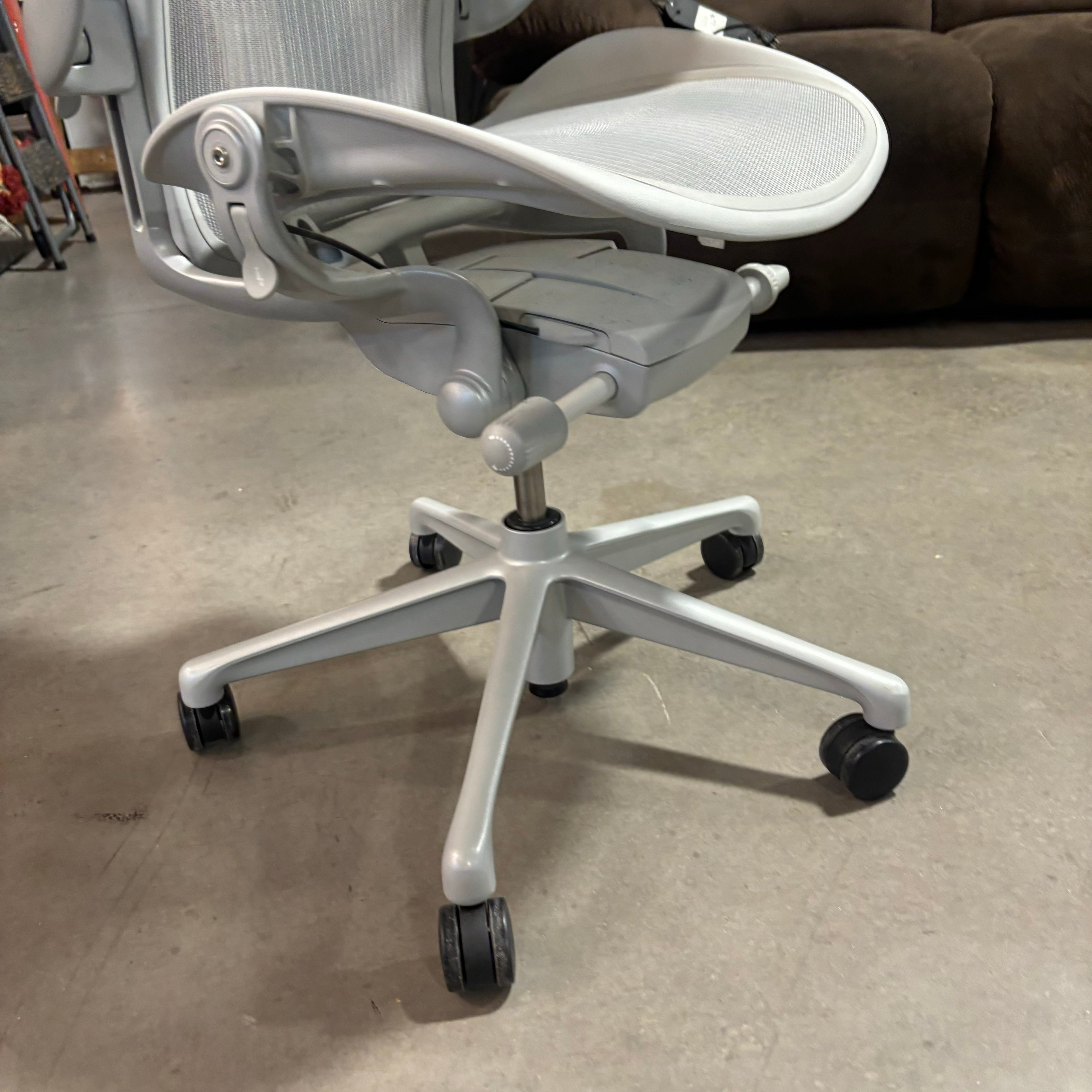 Herman Miller Aeron Grey Mesh Ergonomic Office Chair 27"x 25"x 37" to 41"
