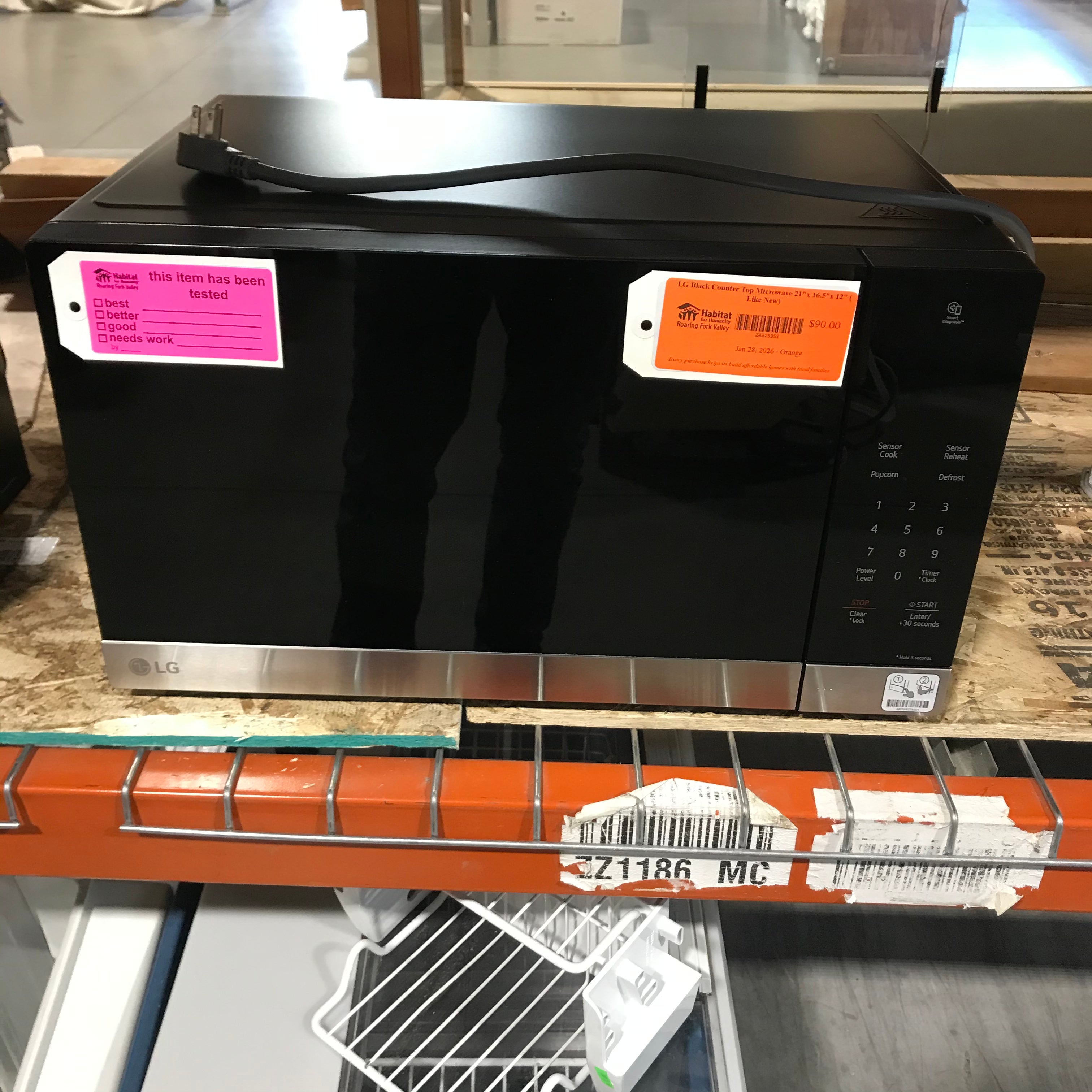 LG Black Counter Top Microwave 21"x 16.5"x 12" ( Like New)