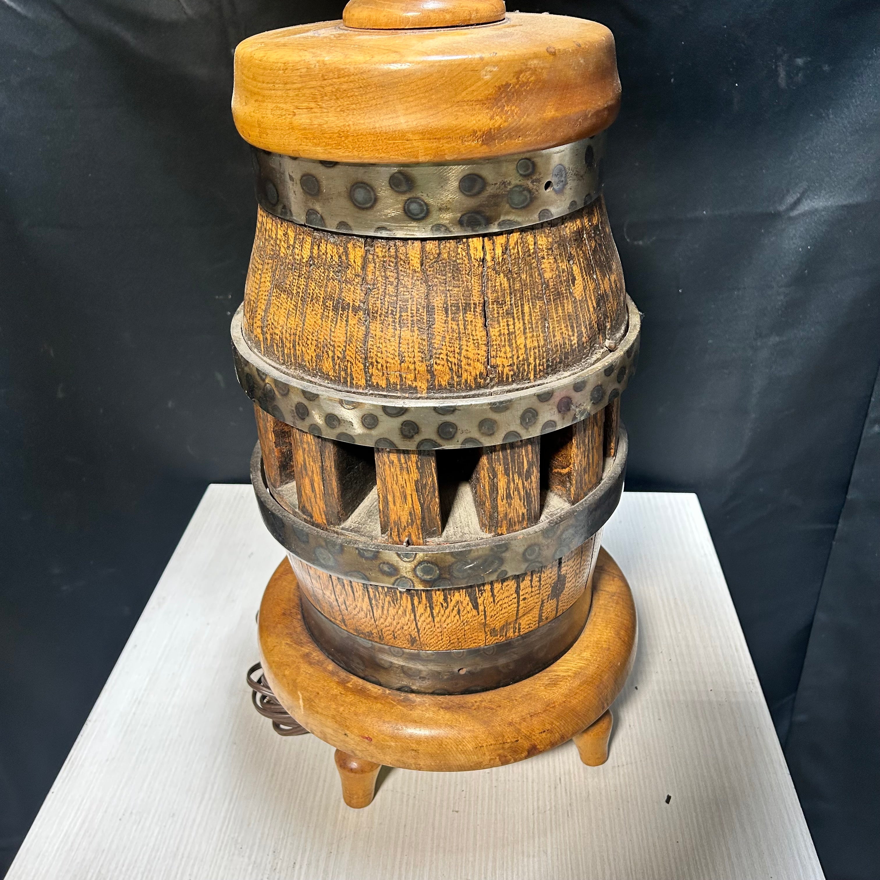Antique wooden Wagon Wheel Hub Table Lamp 22"x 33.5"