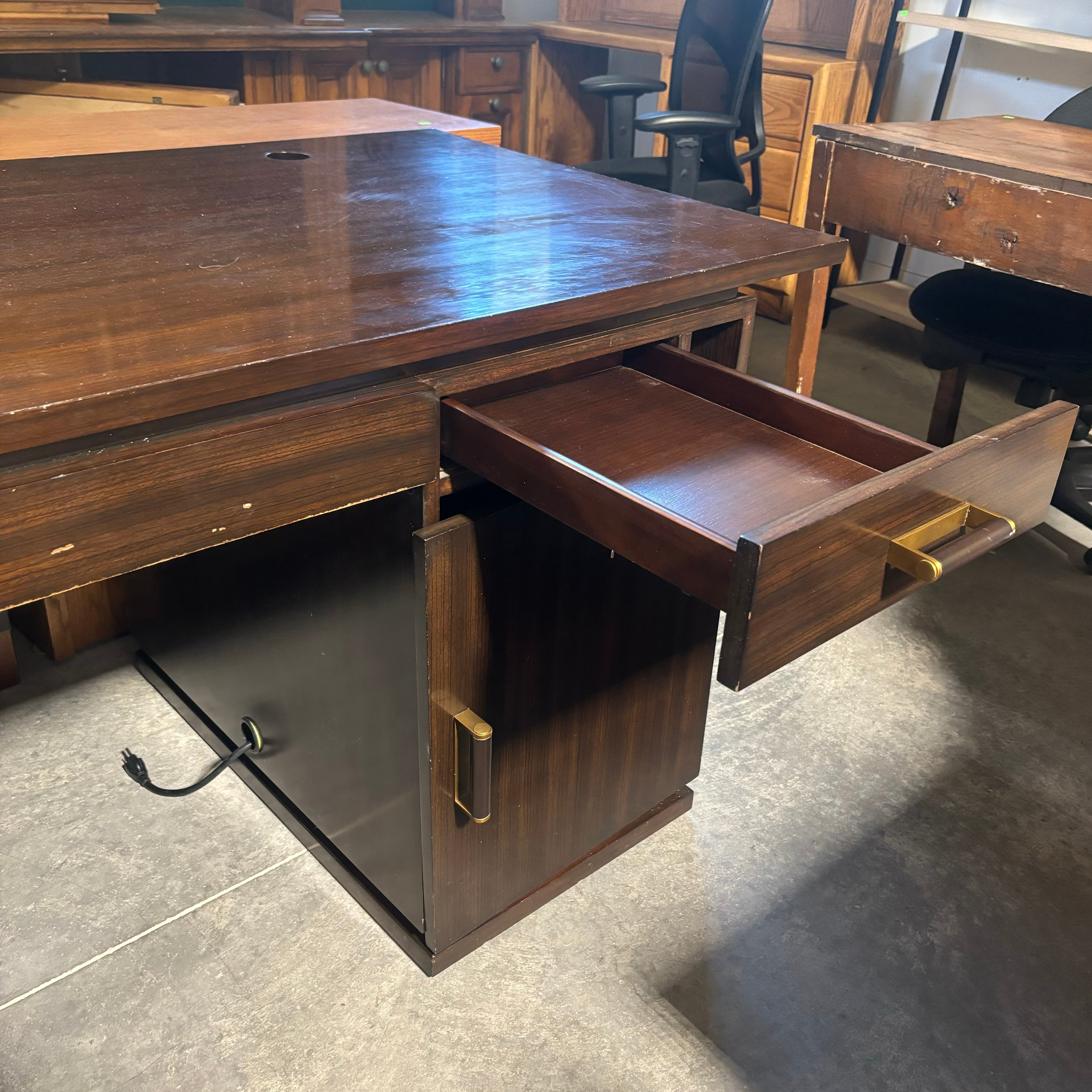 Hickory Chair By David Phoenix Caravelle 2 Door Multi Drawer Desk 72"x 32"x 30"