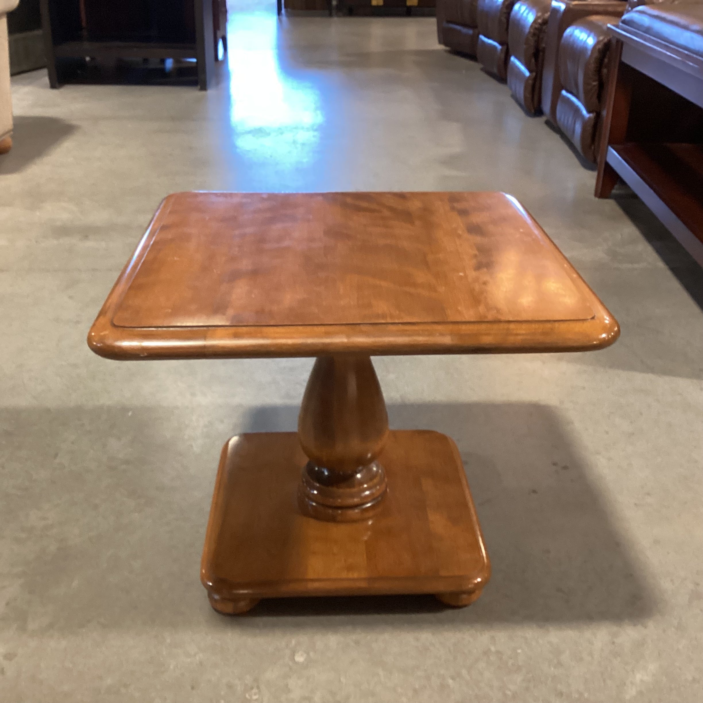 Vintage 70's Ethan Allen Heirloom Nutmeg Maple End Table 21"x 21"x 16.5"