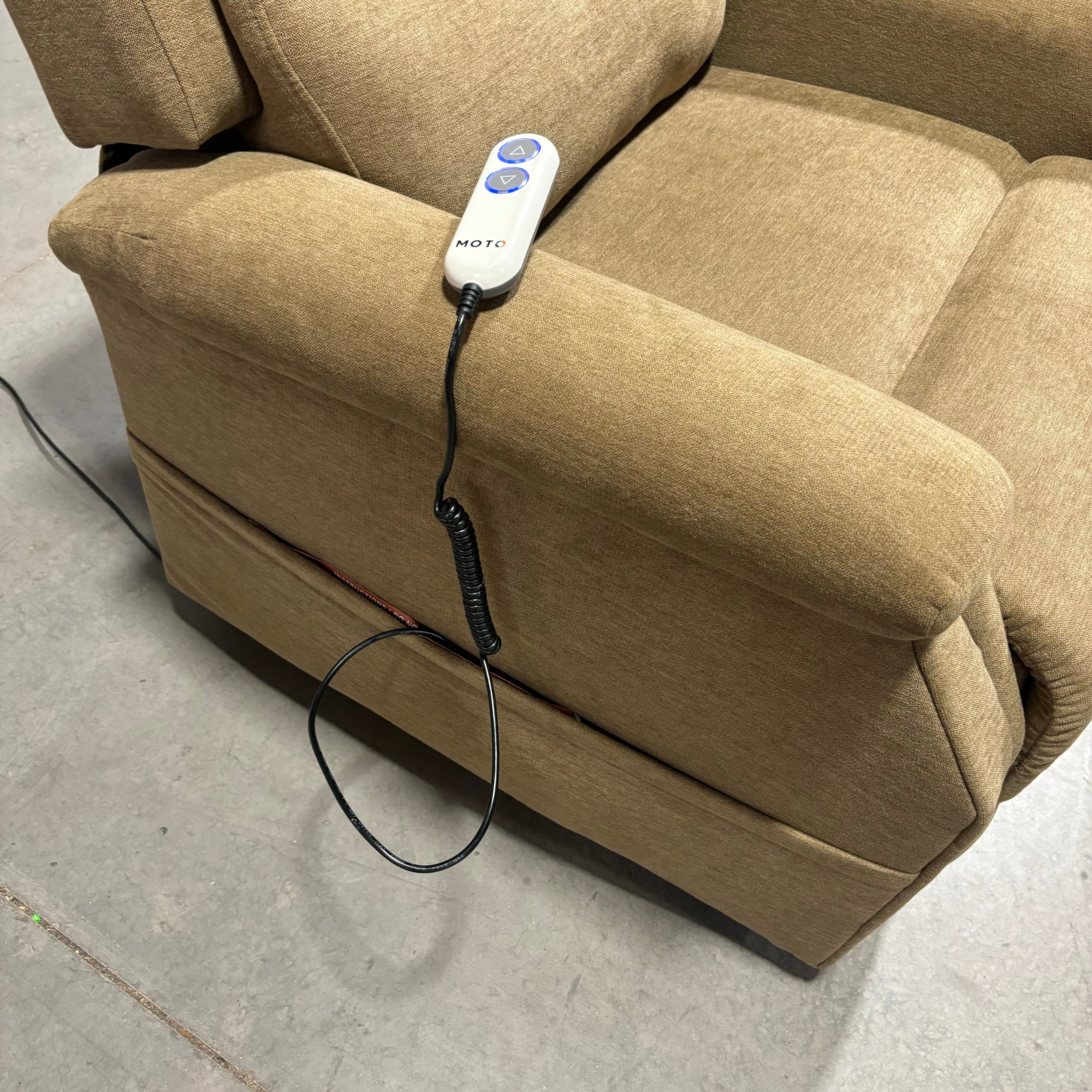 Moto Motion Dark Tan Woven Power Lift Recliner 34"x 35" to 66"x 43"