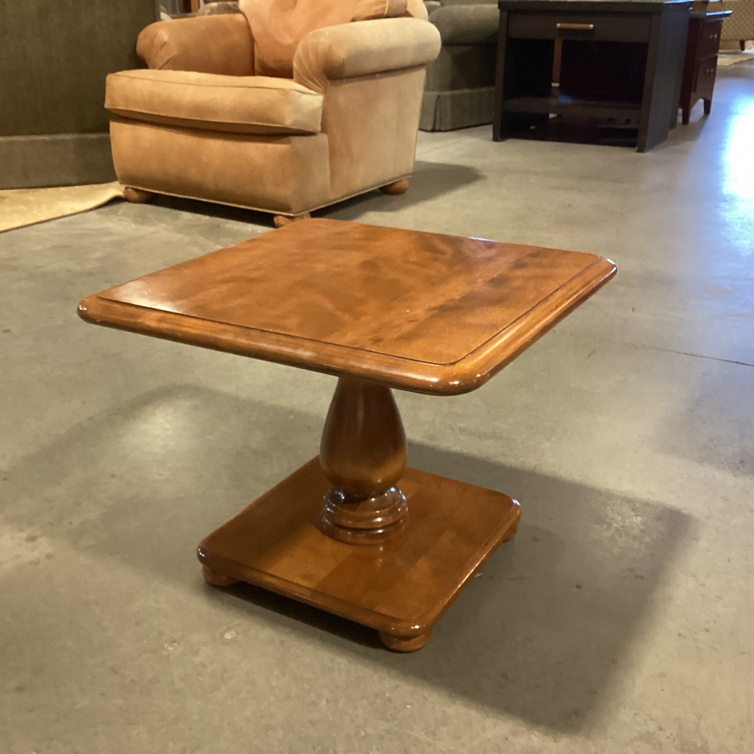 Vintage 70's Ethan Allen Heirloom Nutmeg Maple End Table 21"x 21"x 16.5"