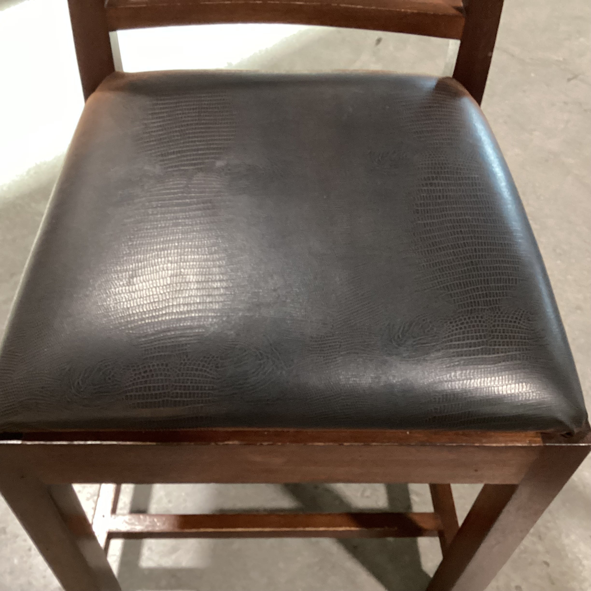 Carved Wood & Slate Stone Tile with Center Butterfly Leaf Table with 4 Wood & Croc Style Faux Leather Barstools Dining Set 44.5" to 62.5"x 44.5"x 35.5"