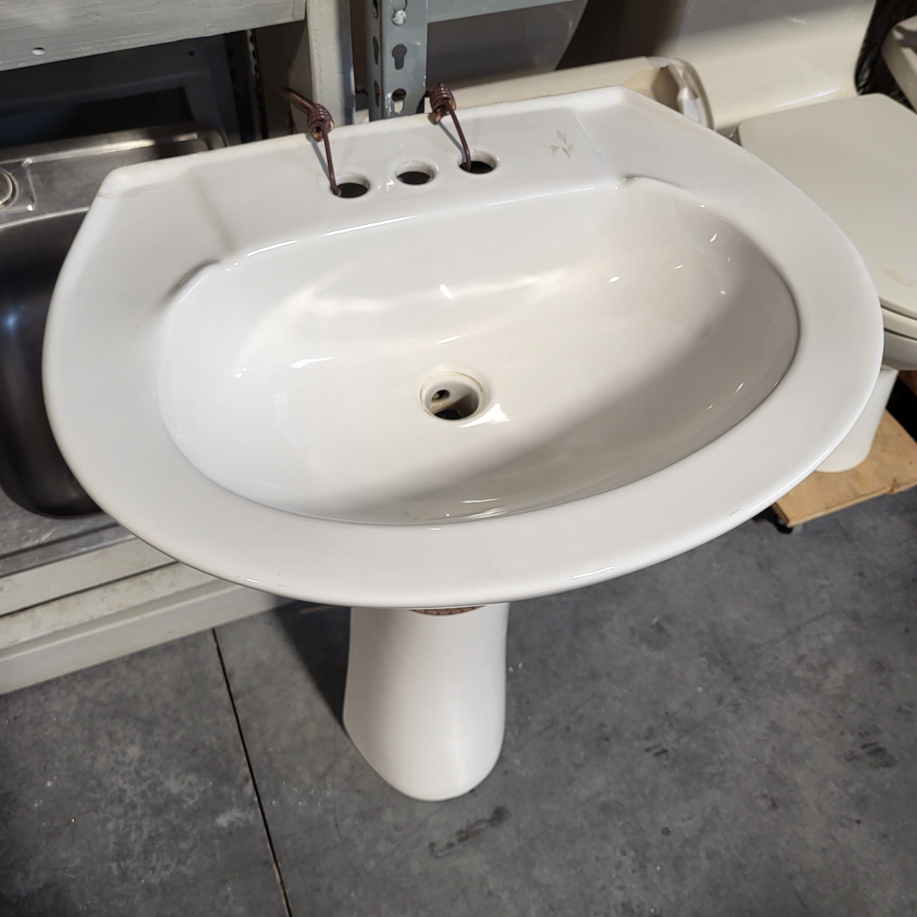 22.5"x 18"x 34" Off white with Pedestal Sink