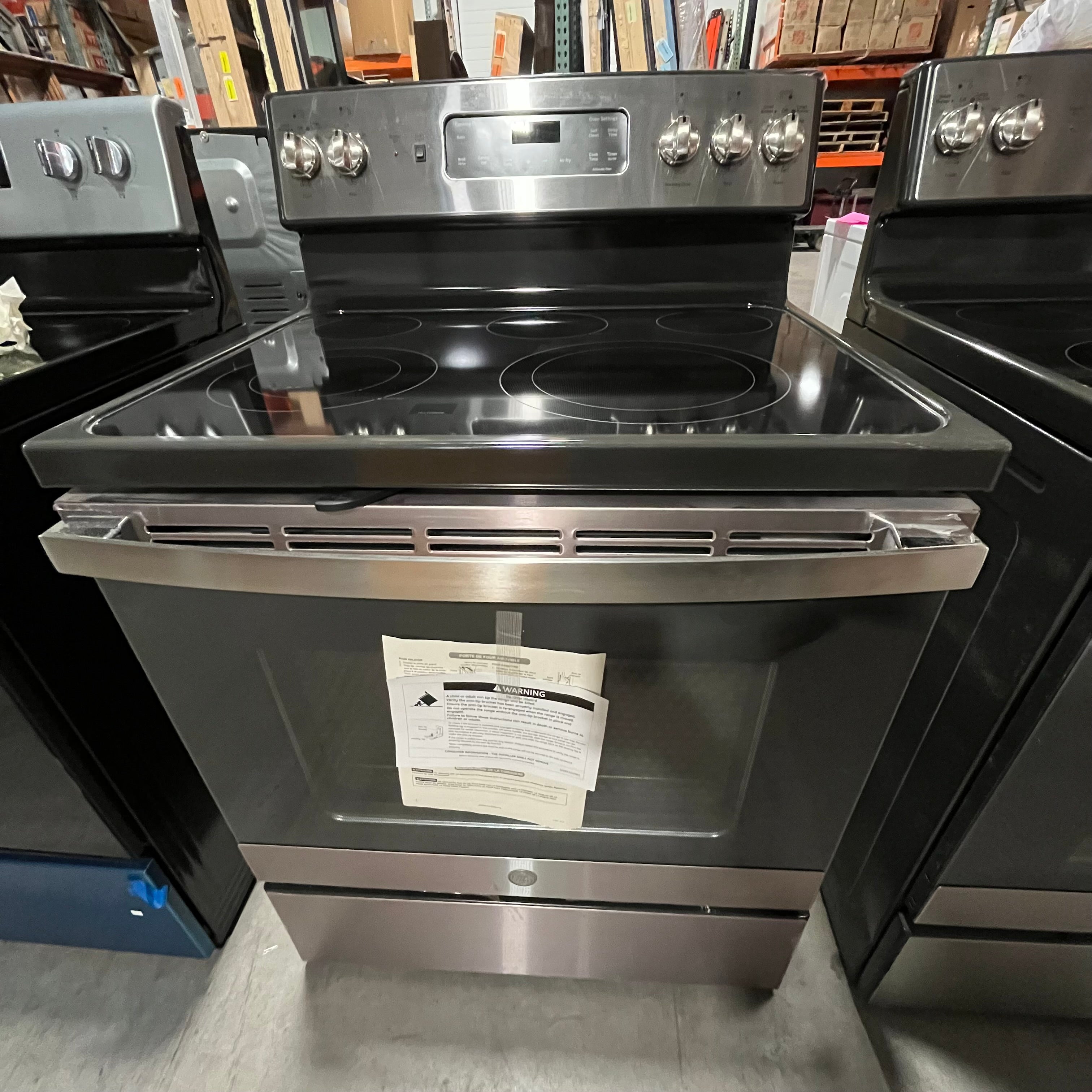 L624 GE Black & SS Glass Top Electric Range 30"x 25.5"x 46.5" Model: JB655YKFS S/N: GV120884Q