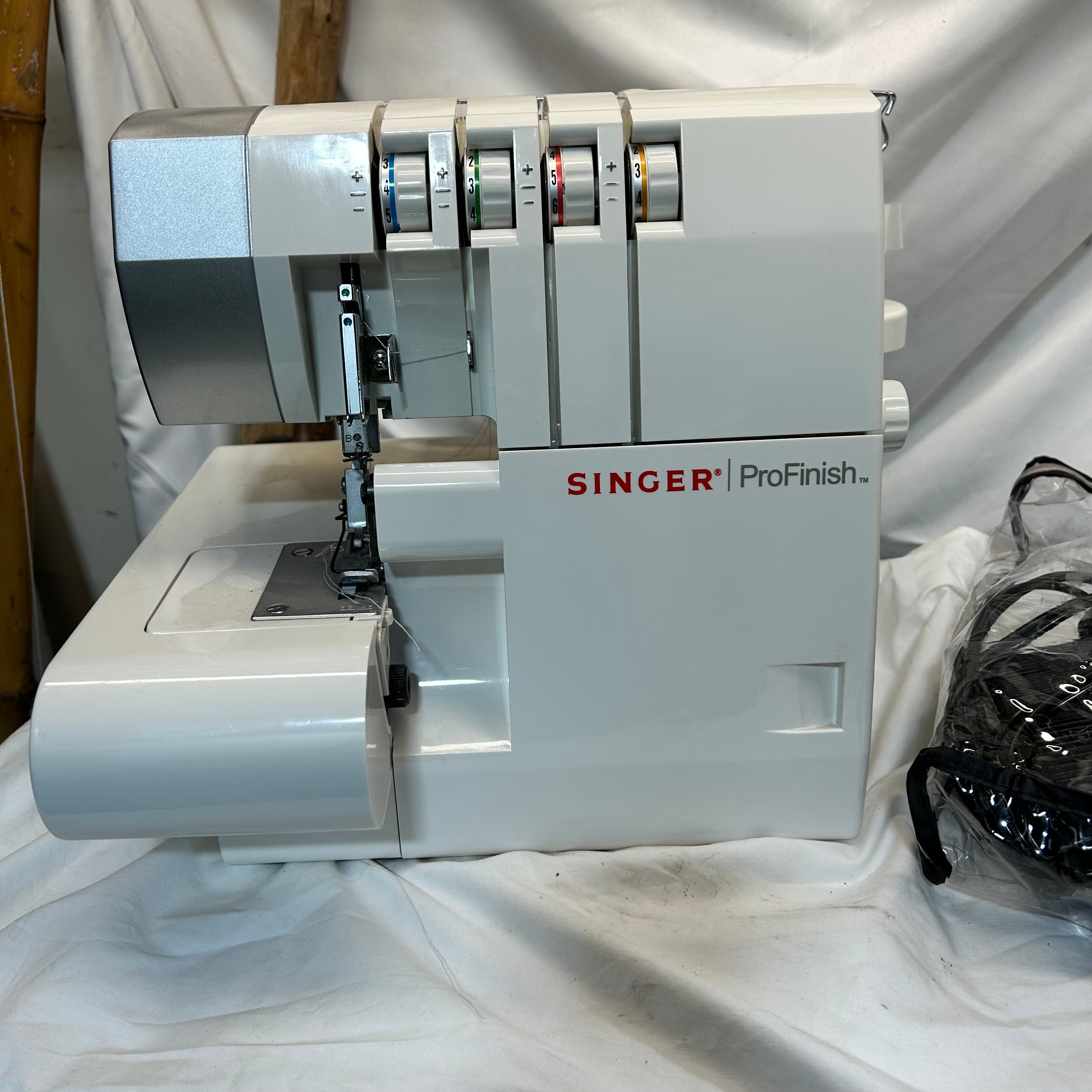 Singer ProFinish Sewing Machine 13"x 11"x 10"