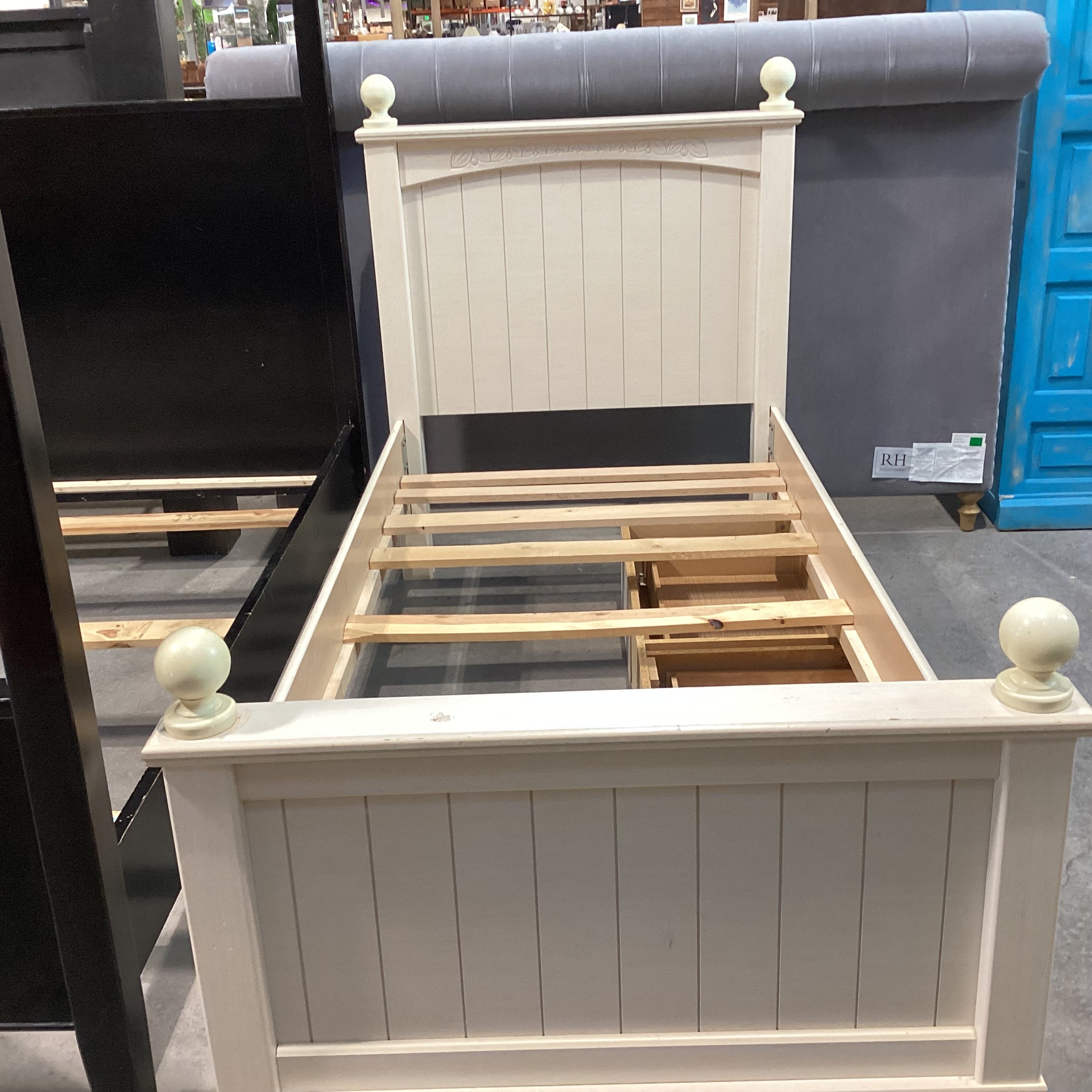 TWIN Ashley Furniture Cream Wood with 2 Drawer Storage Bed Set 43"x 84"x 52.5"