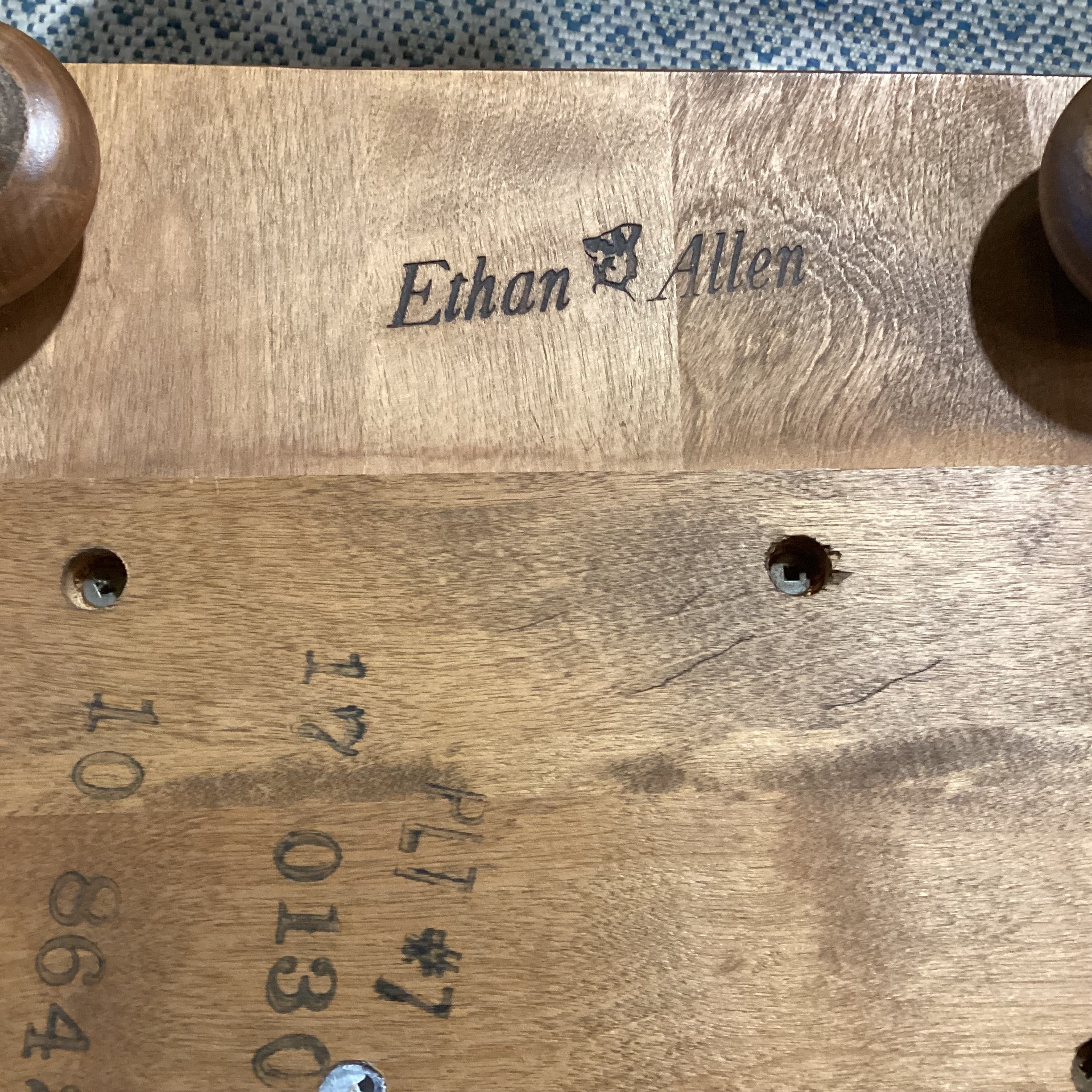 Vintage 70's Ethan Allen Heirloom Nutmeg Maple End Table 21"x 21"x 16.5"