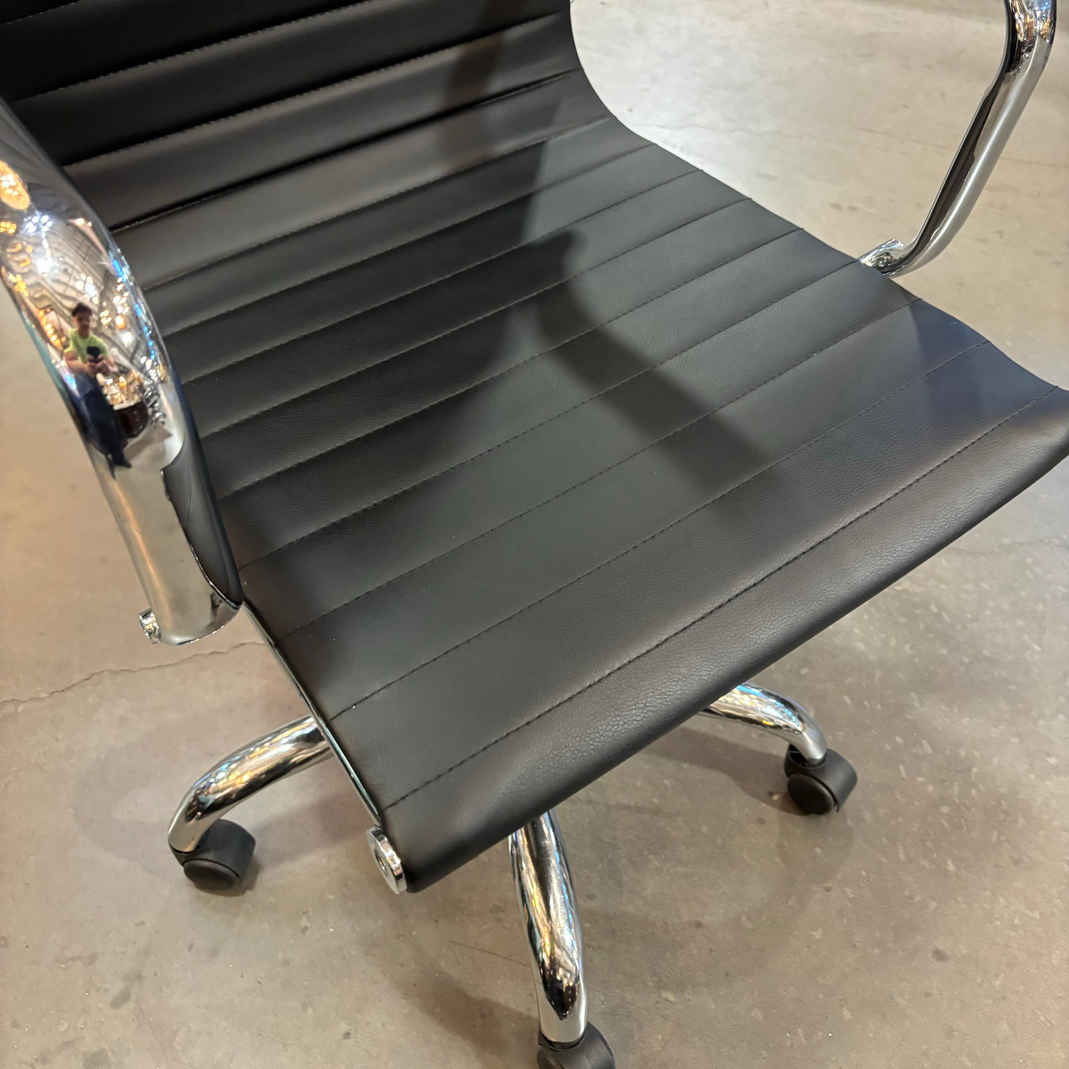 Black Faux Leather & Chrome Adjustable Height Swivel Office Chair 25"x 26"x 43" to 46"
