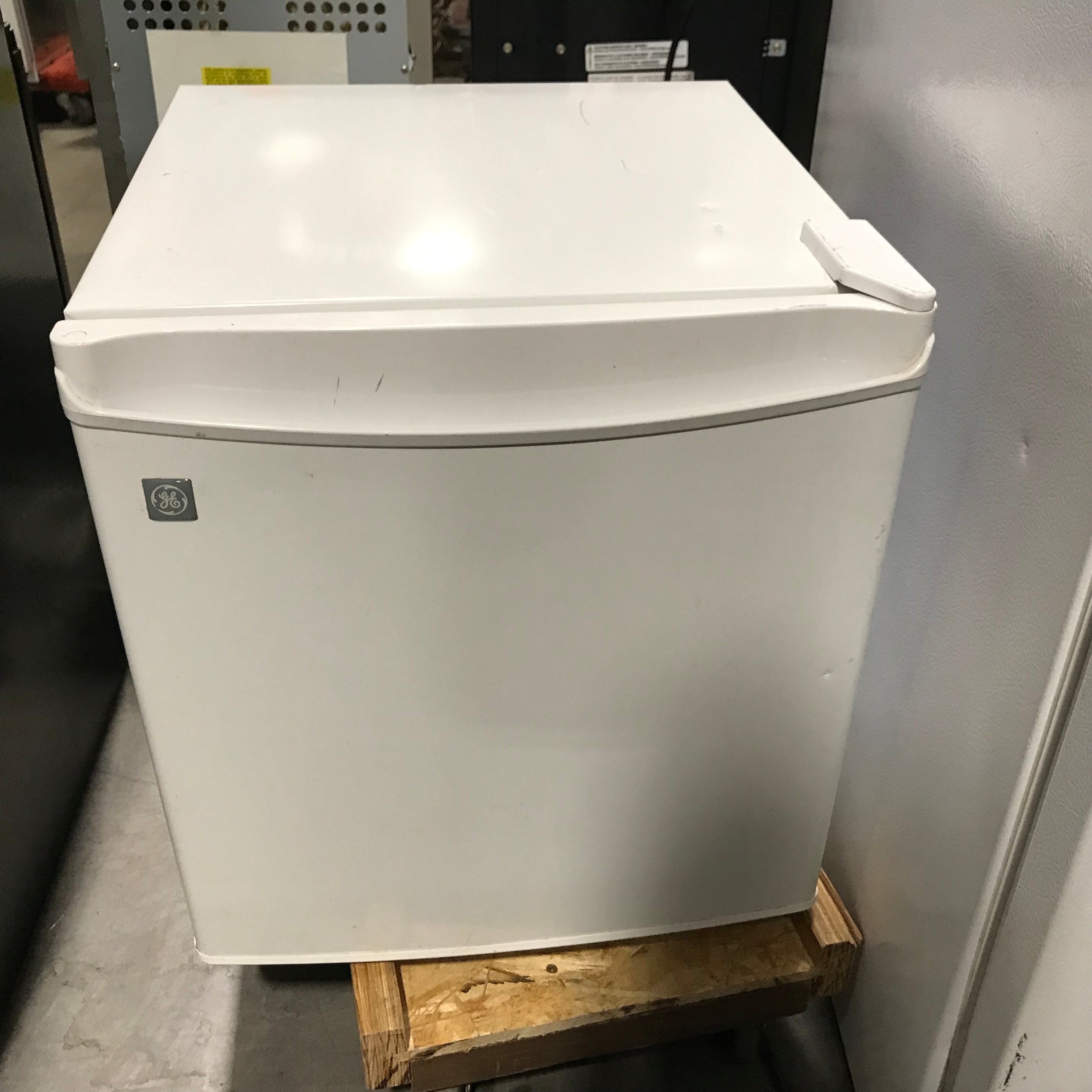 GE White Mini Refrigerator 17.5"x 18.5" 18.5"