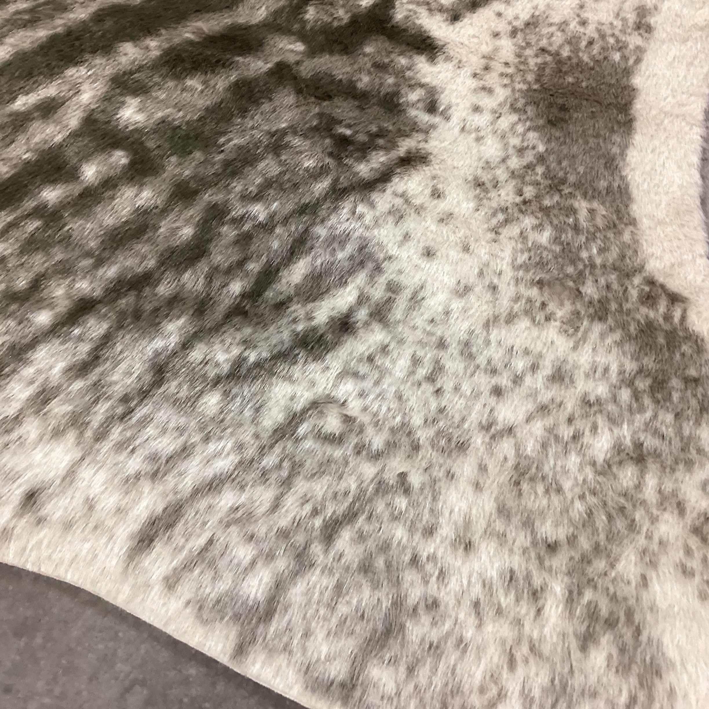 Erin Gates by Momeni Acadia Grey Zebra Faux Fur Rug 5'3"x 7'10'