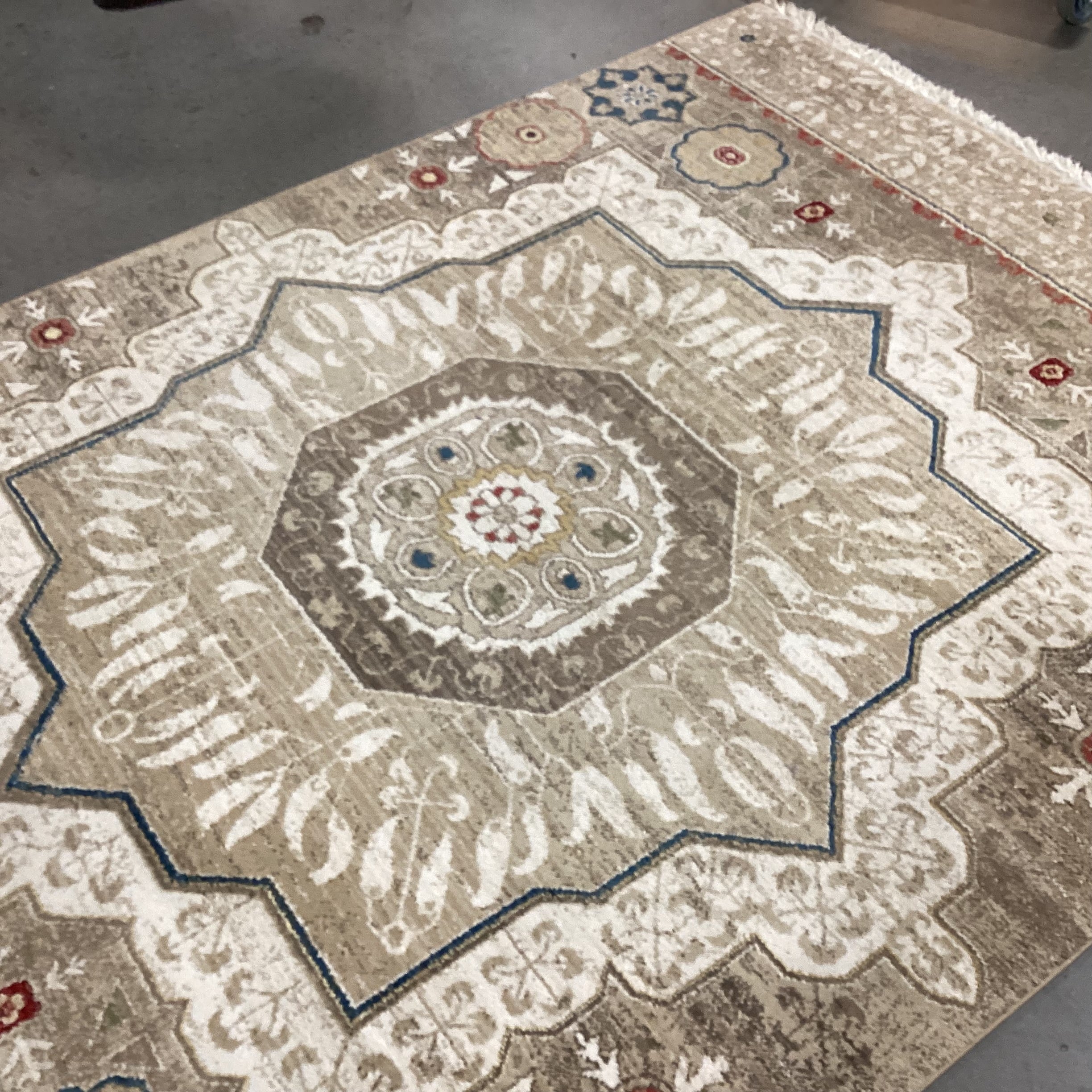 Safavieh Cream Beige with Fringe Rug 5'3"x 7'9"