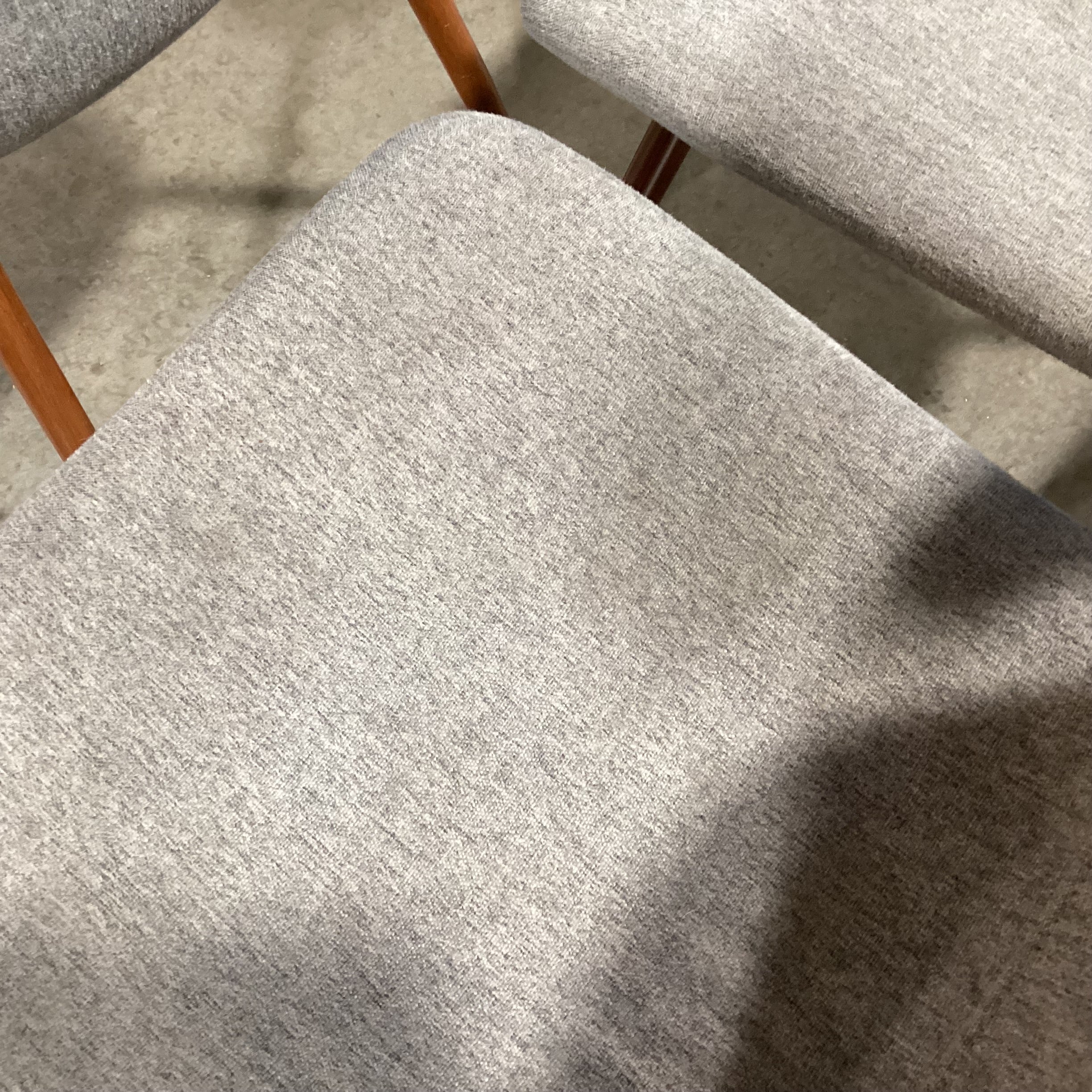 Set of 5 Mid Century Style Grey Heather & Wood Style Metal Dining Chairs 17"x 20"x 34.5"