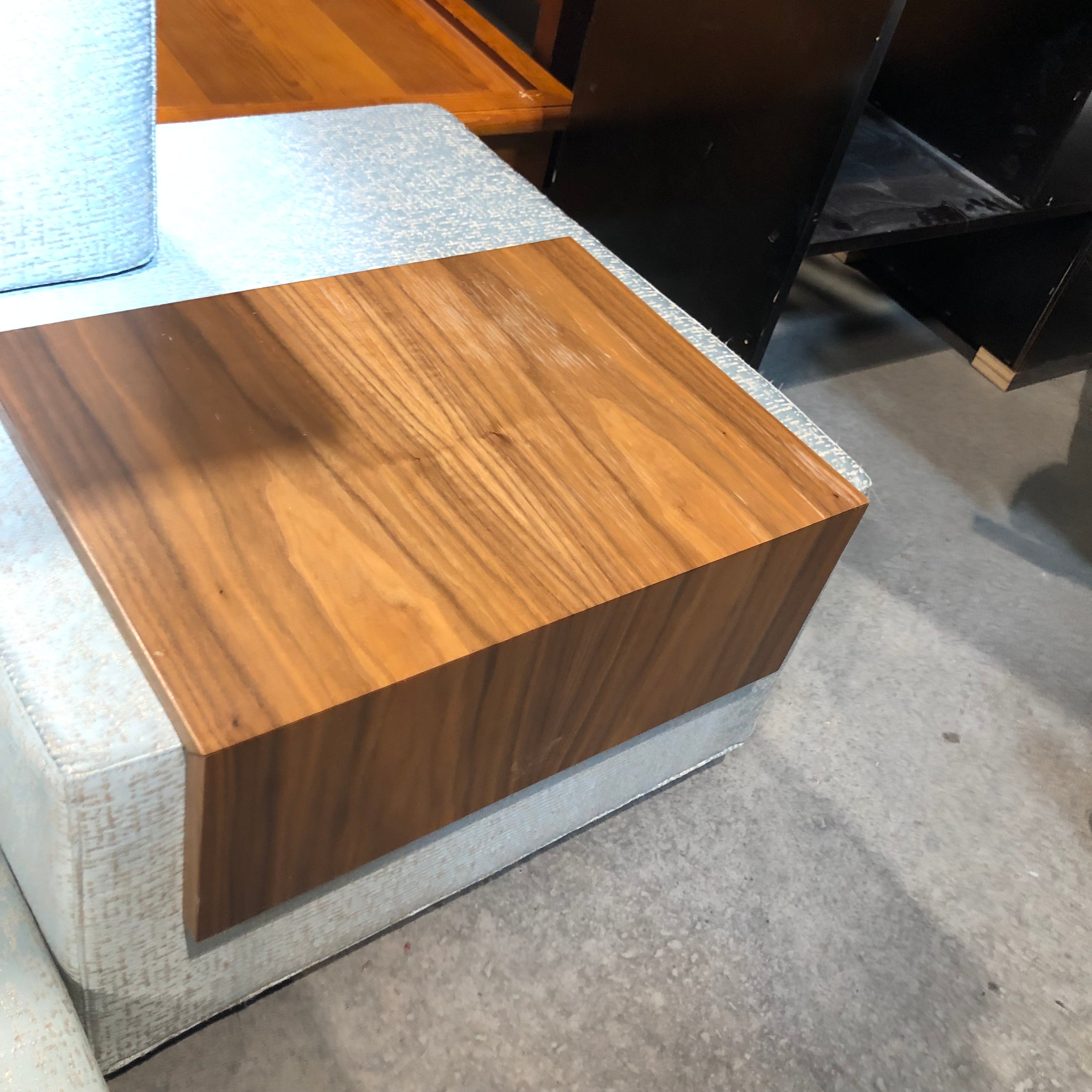King Vioski Zurich Custom Silver Raised Blue Textured Platform Style With Walnut Top End Tables Bed Set 132"x 100"x 30"