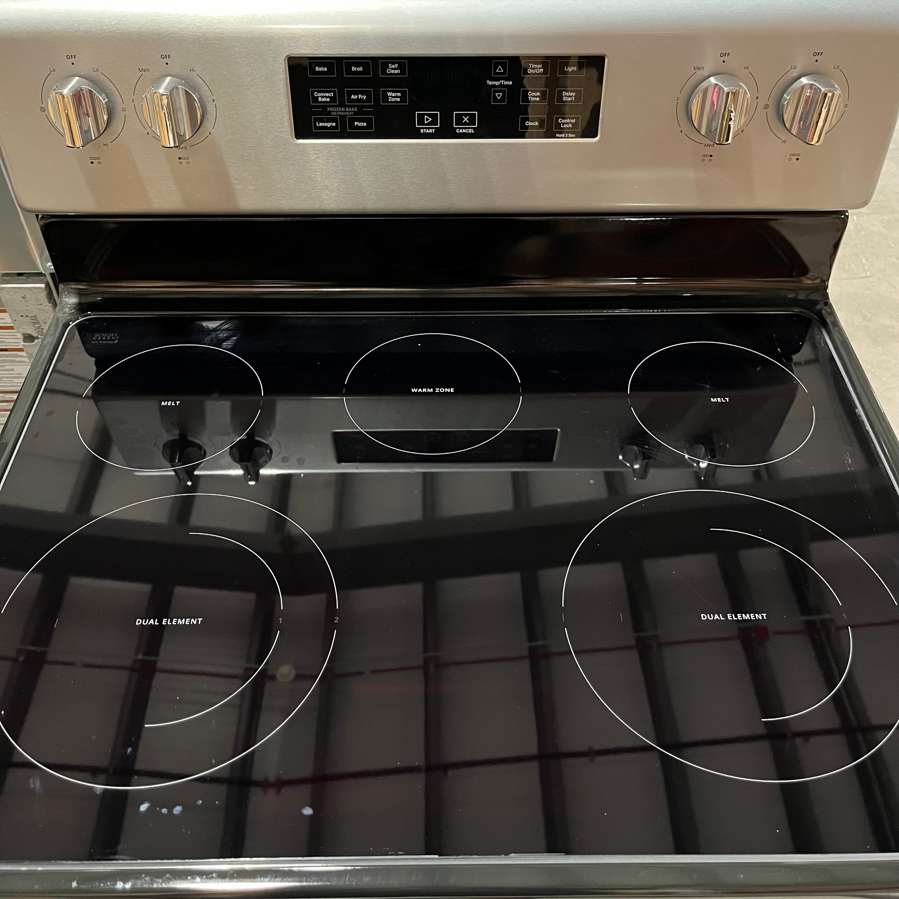 L324 Whirlpool Black & SS Glass Top Electric Range 30"x 25.5"x 47" Model: WFE53SS0LS S/N: RA4113882