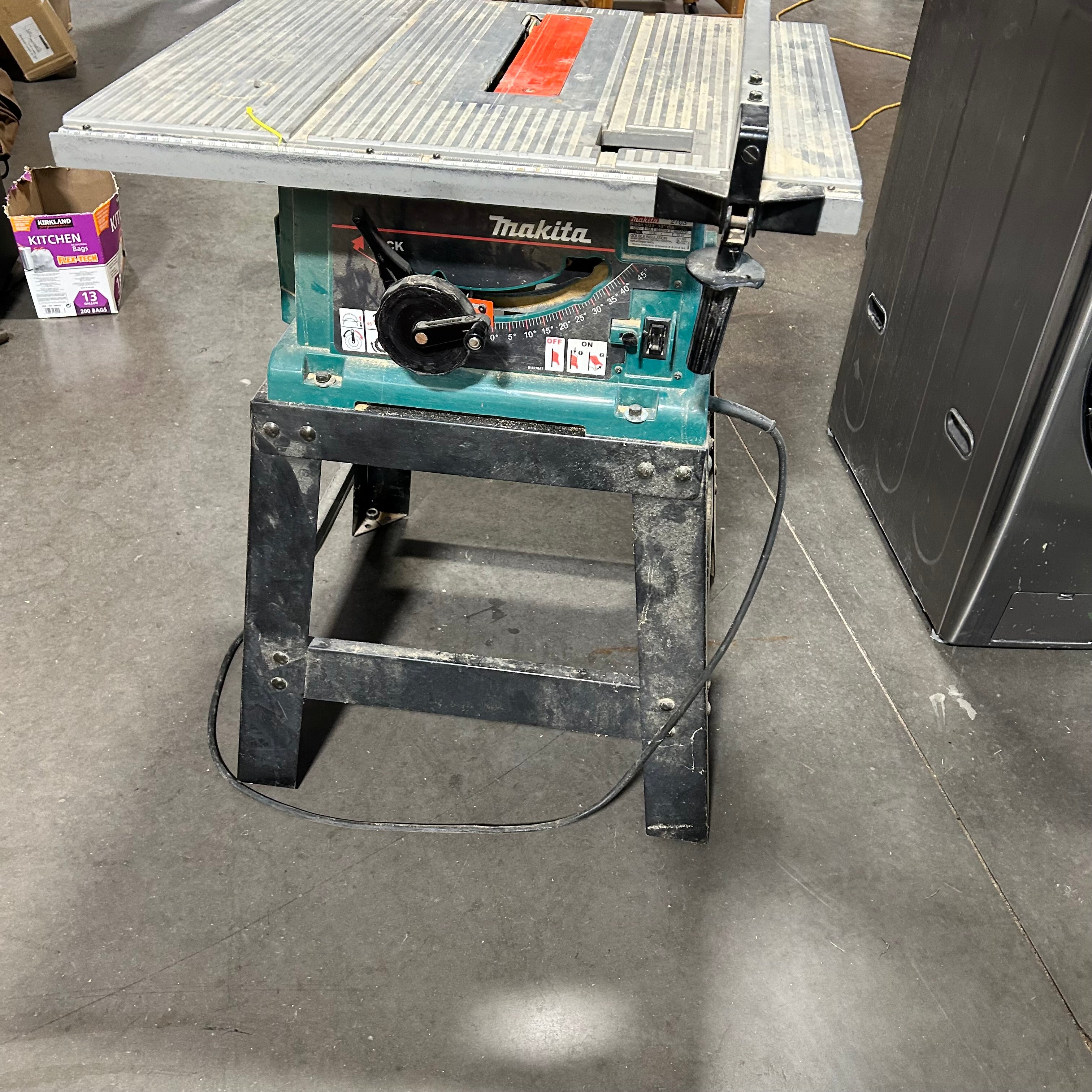 Makita Model 2703 10" Table Saw 24"x 27"x 36'