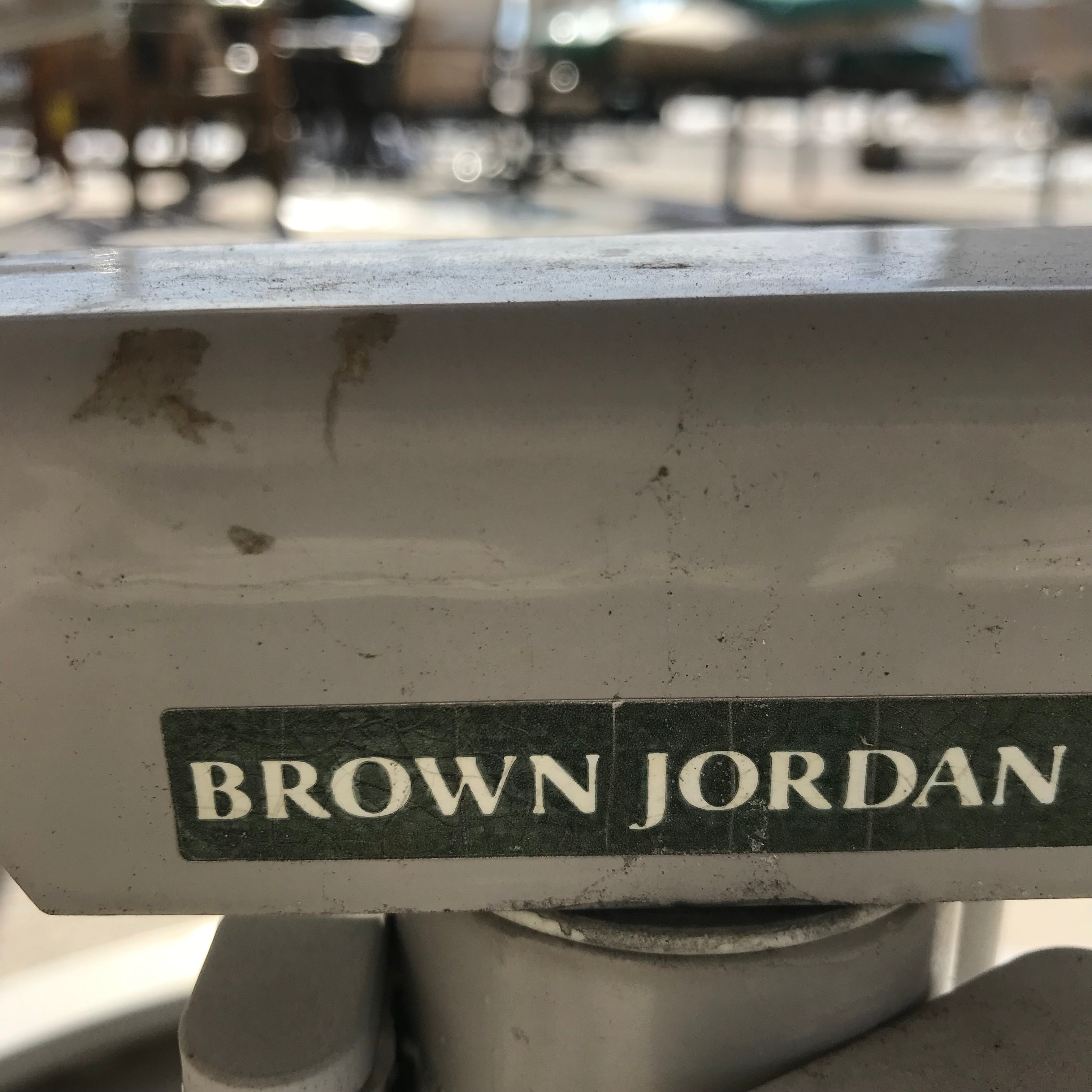 18"x 25.5"x 34.5" Brown Jordan Swivel Chair
