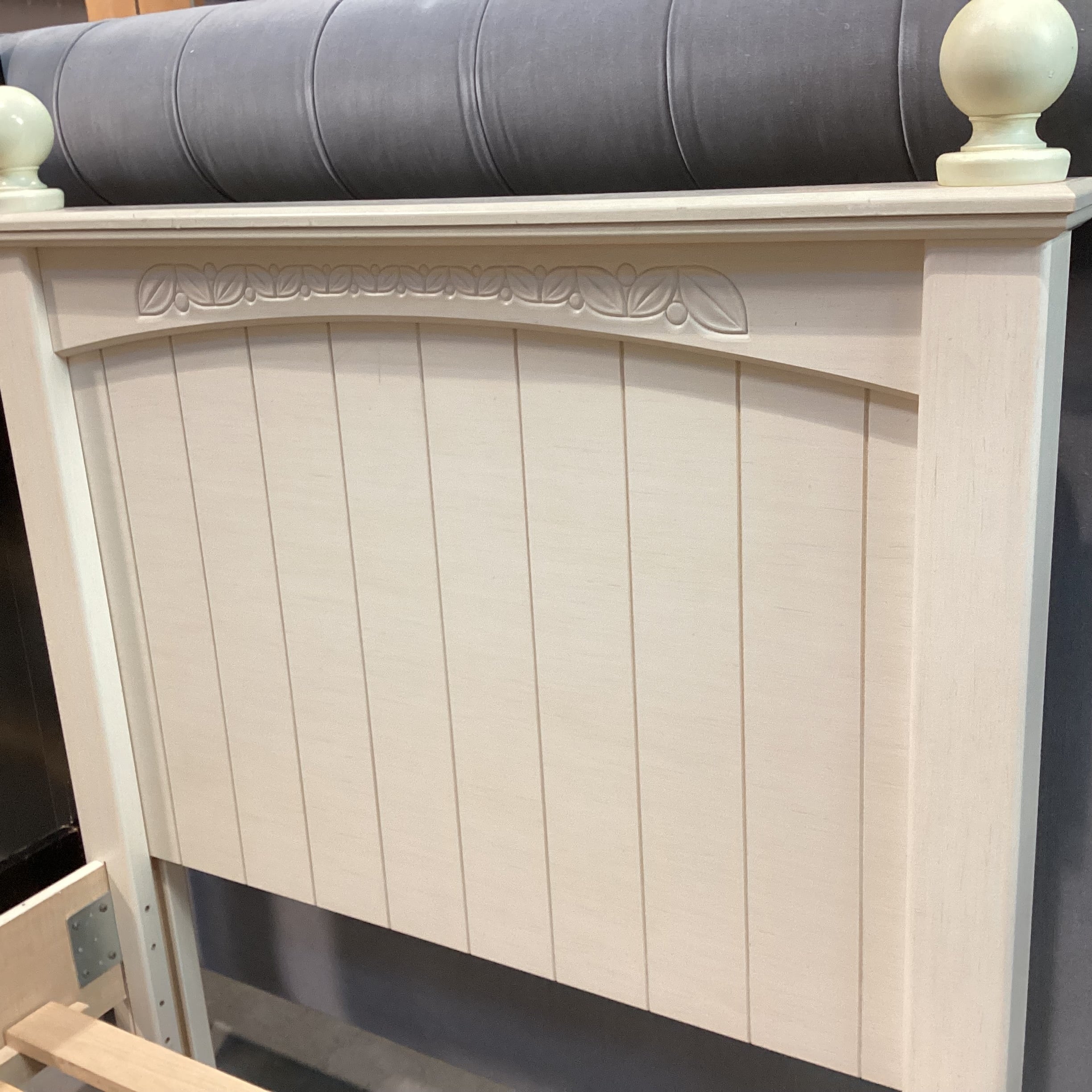 TWIN Ashley Furniture Cream Wood with 2 Drawer Storage Bed Set 43"x 84"x 52.5"