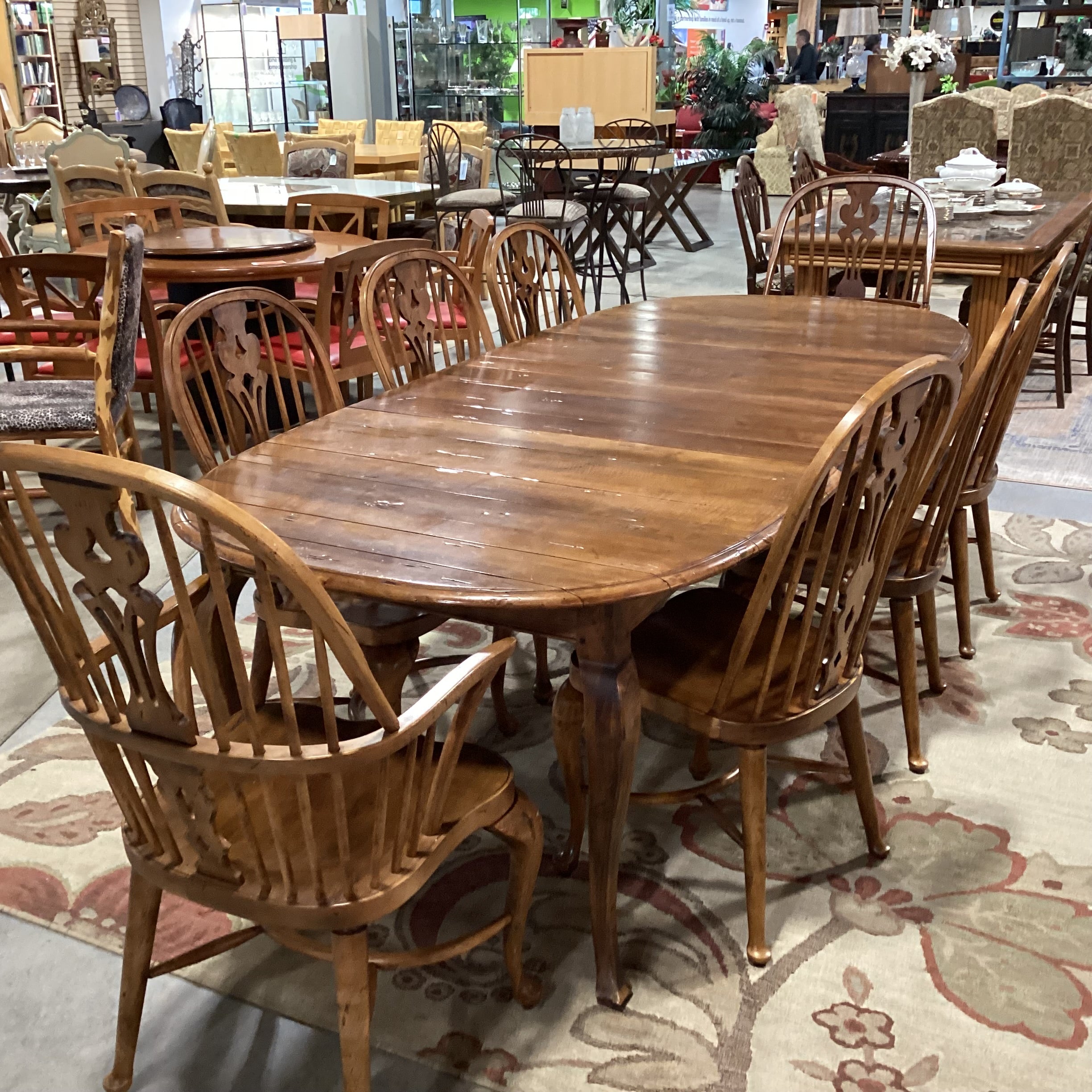 Ethan Allen Vintage Windsor Style Carved Distressed Wood 2 Leaf Table & 8 Chairs Dining Set 102"x 44.5"x  30"