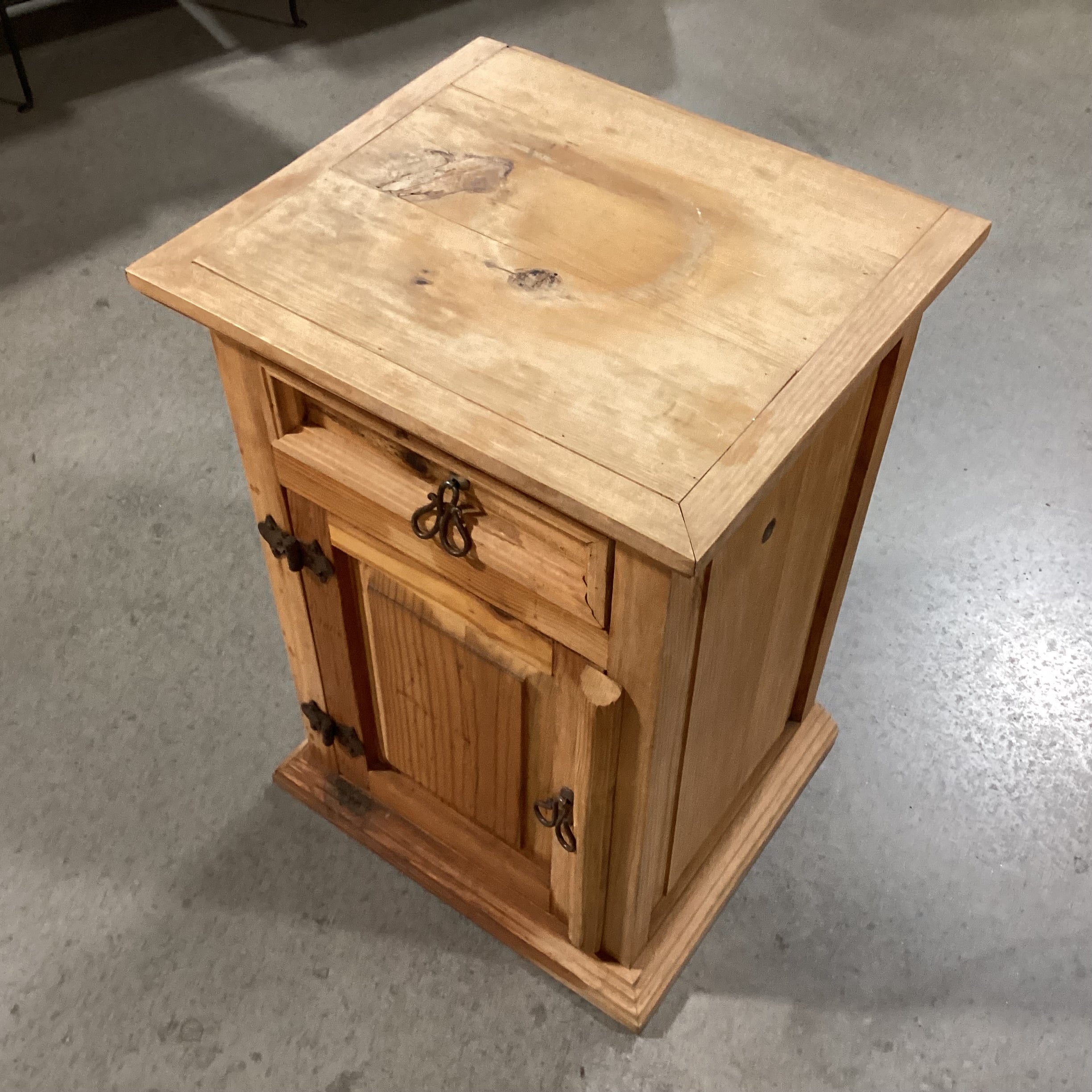 Rustic Distressed Natural Pine 1 Drawer 1 Door Cabinet End Table 19.5"x 16.5"x 28"