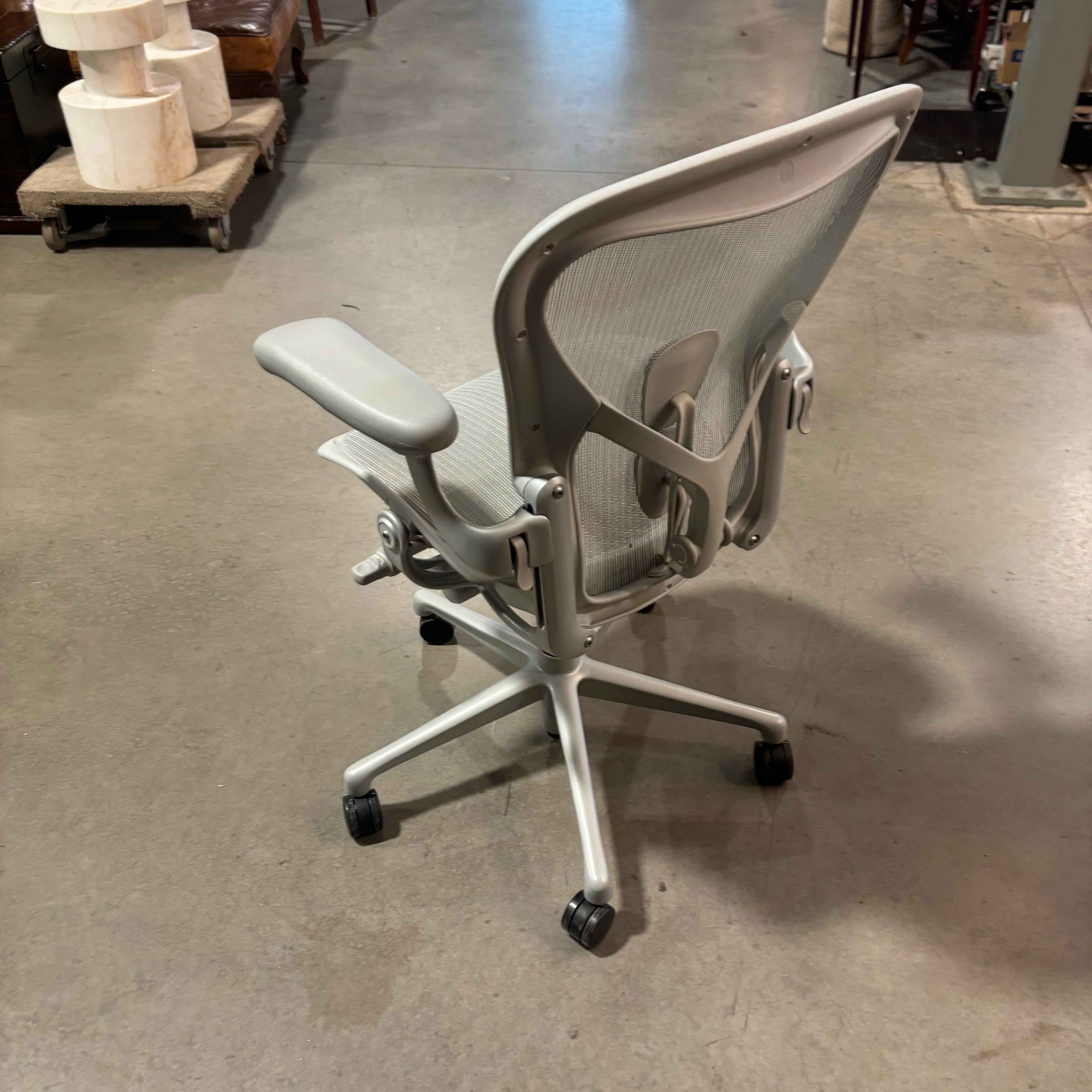 Herman Miller Aeron Grey Mesh Ergonomic Office Chair 27"x 25"x 37" to 41"