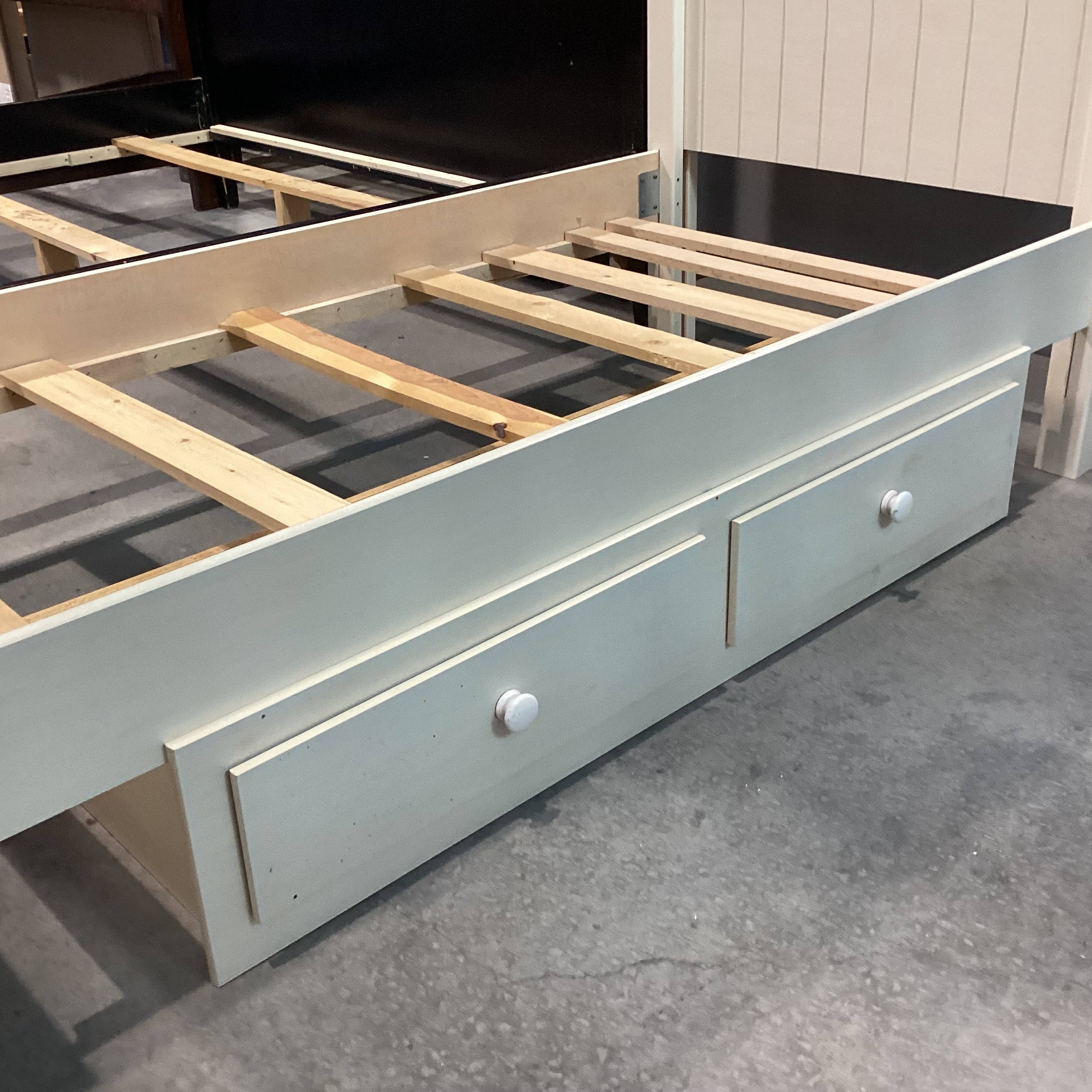 TWIN Ashley Furniture Cream Wood with 2 Drawer Storage Bed Set 43"x 84"x 52.5"