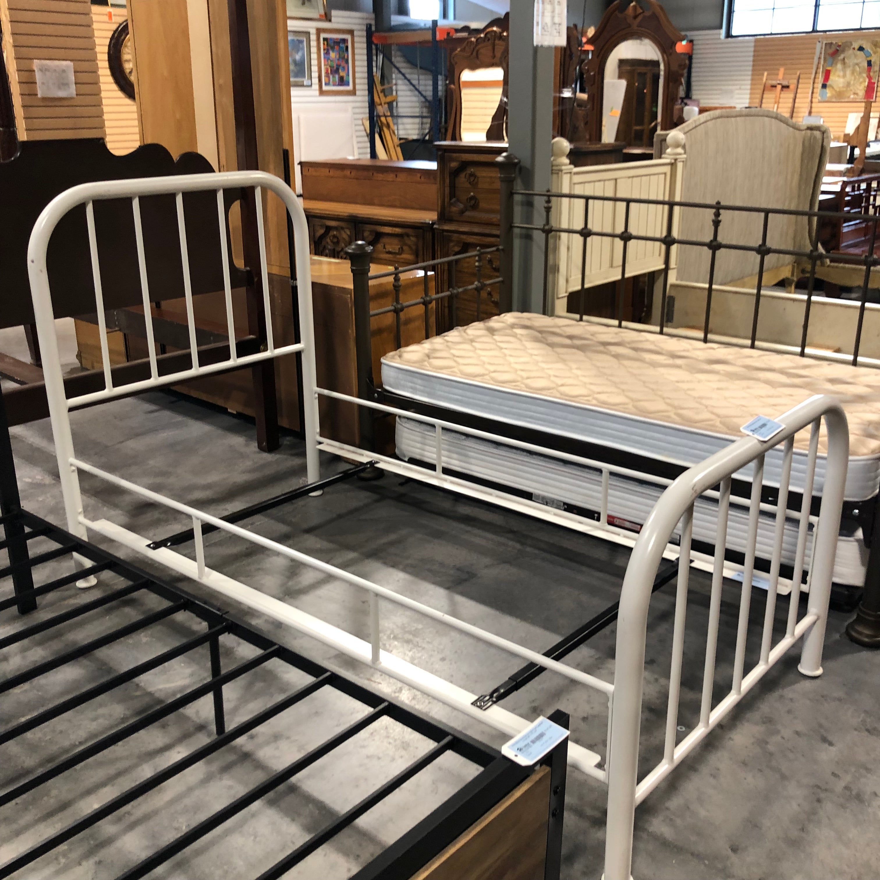 Twin White Metal Bed Set 41"x 80"x 50"