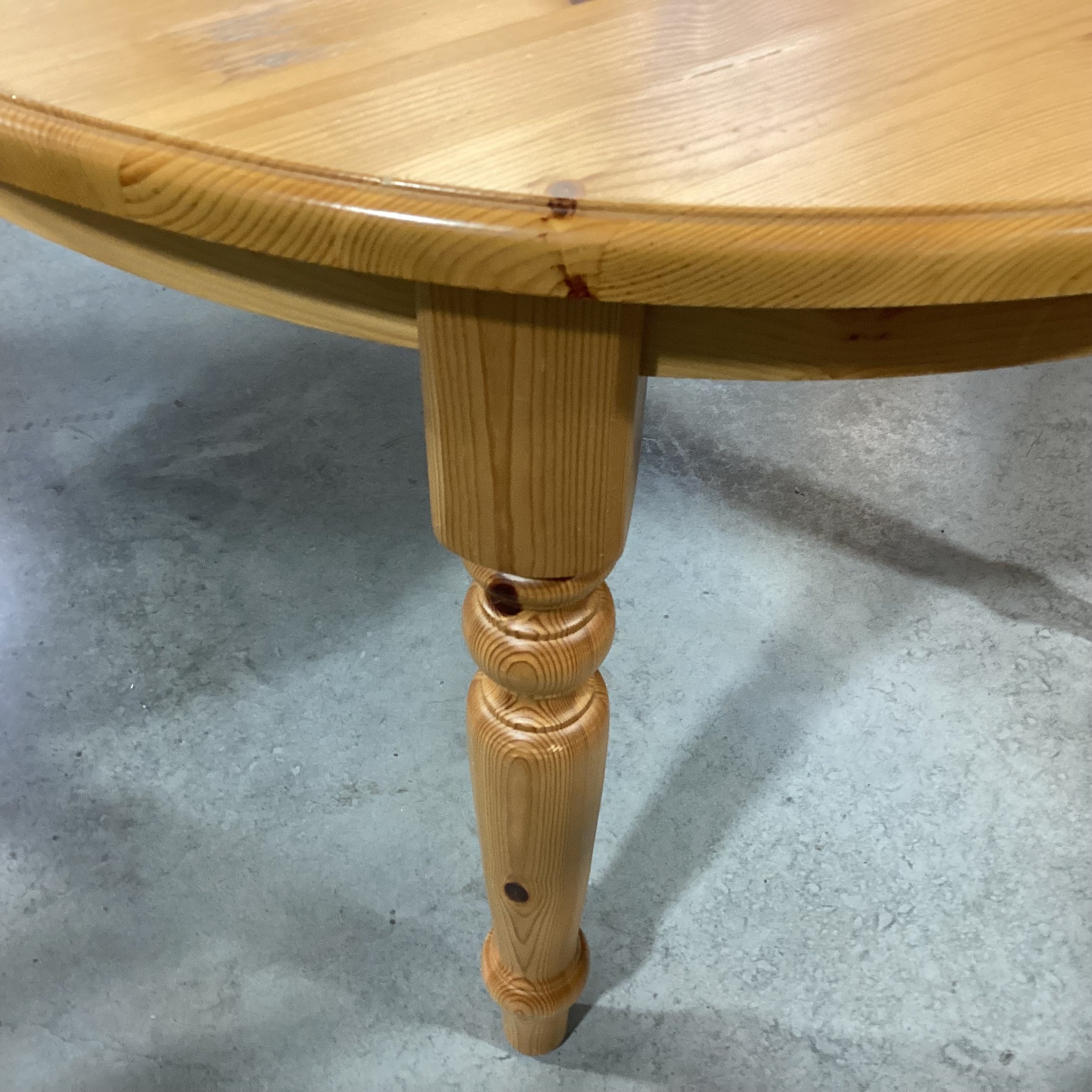 Natural Pine Round to Oval with 2 Leaves Dining Table 45" to 72.5"x 30"