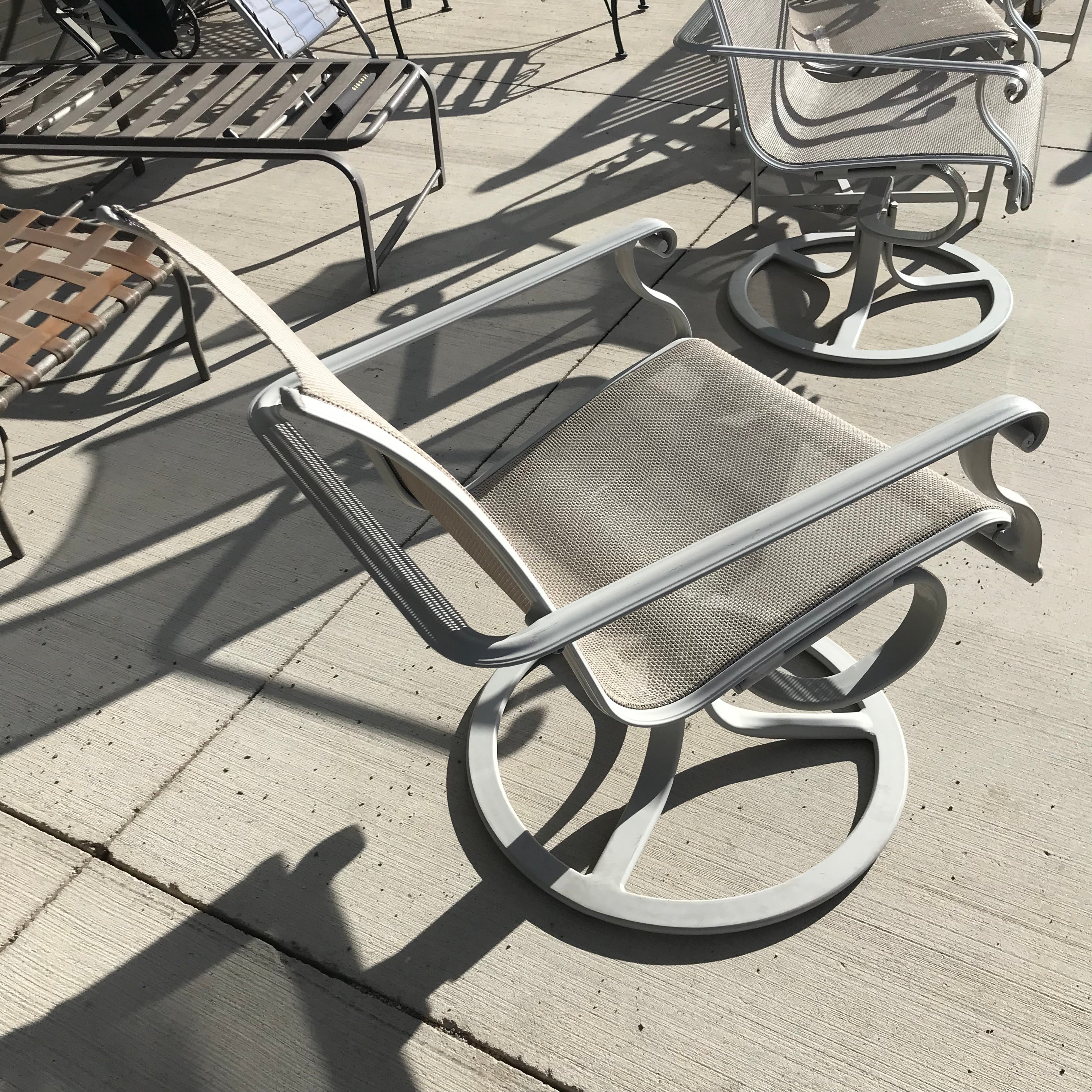 18"x 25.5"x 34.5" Brown Jordan Swivel Chair