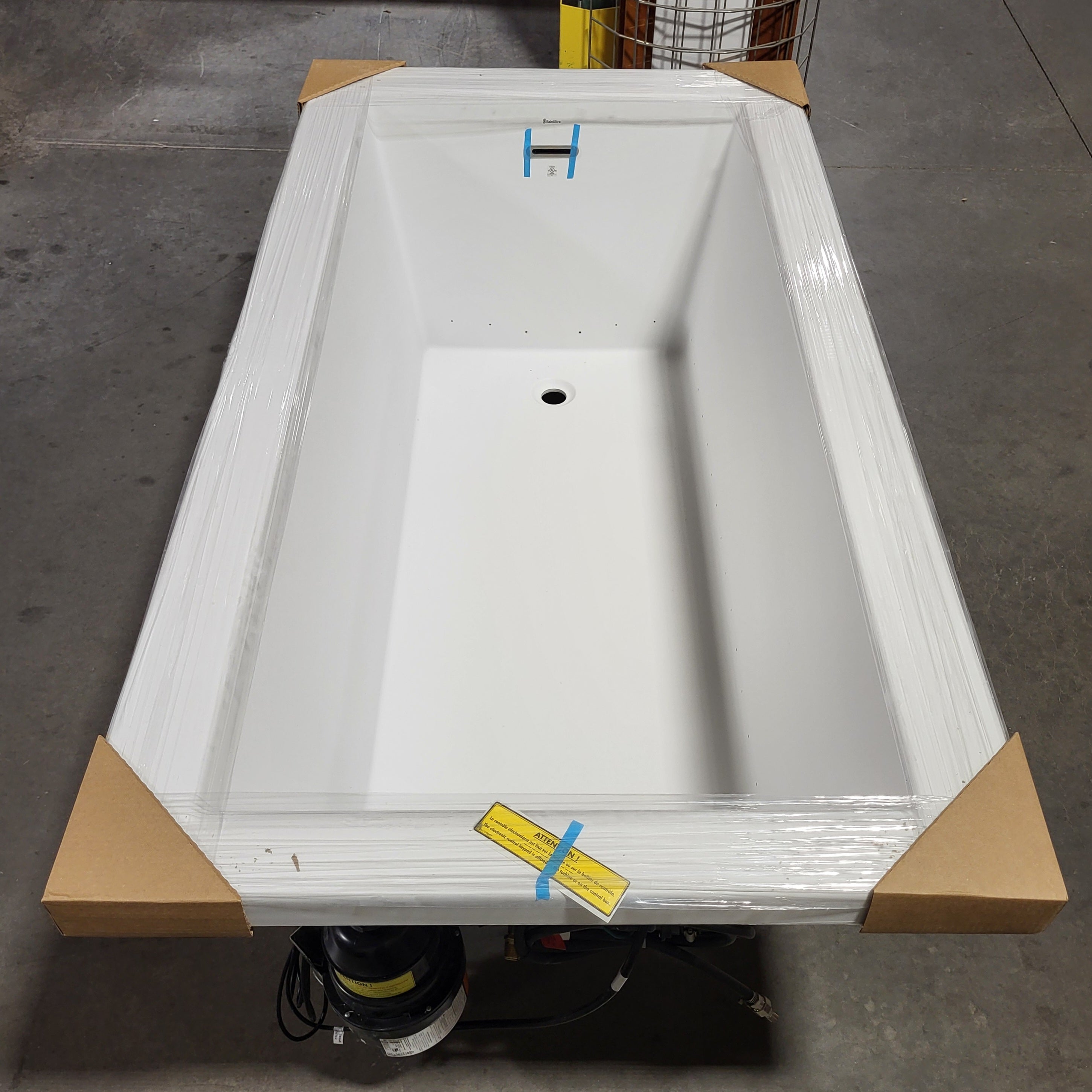 65.5"x 36"x 22.5" BainUltra White Jetted Tub