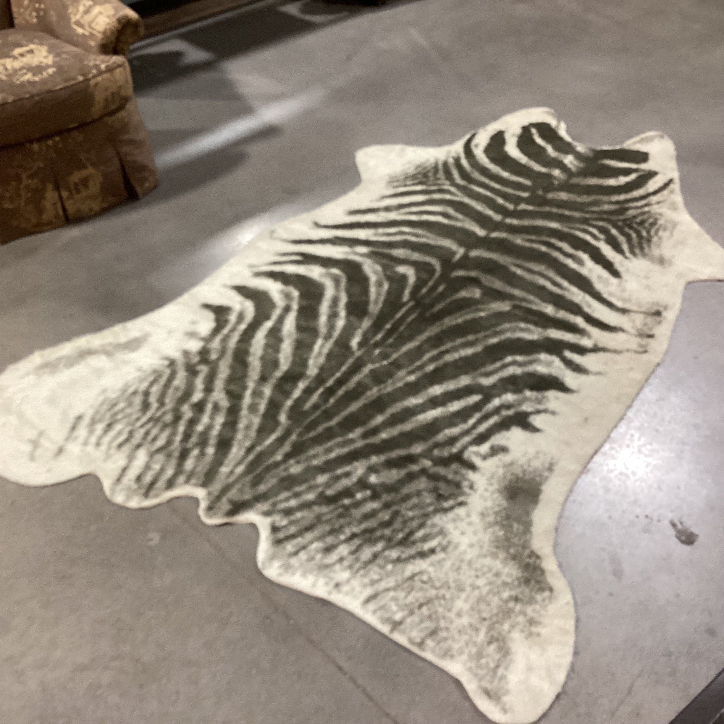 Erin Gates by Momeni Acadia Grey Zebra Faux Fur Rug 5'3"x 7'10'