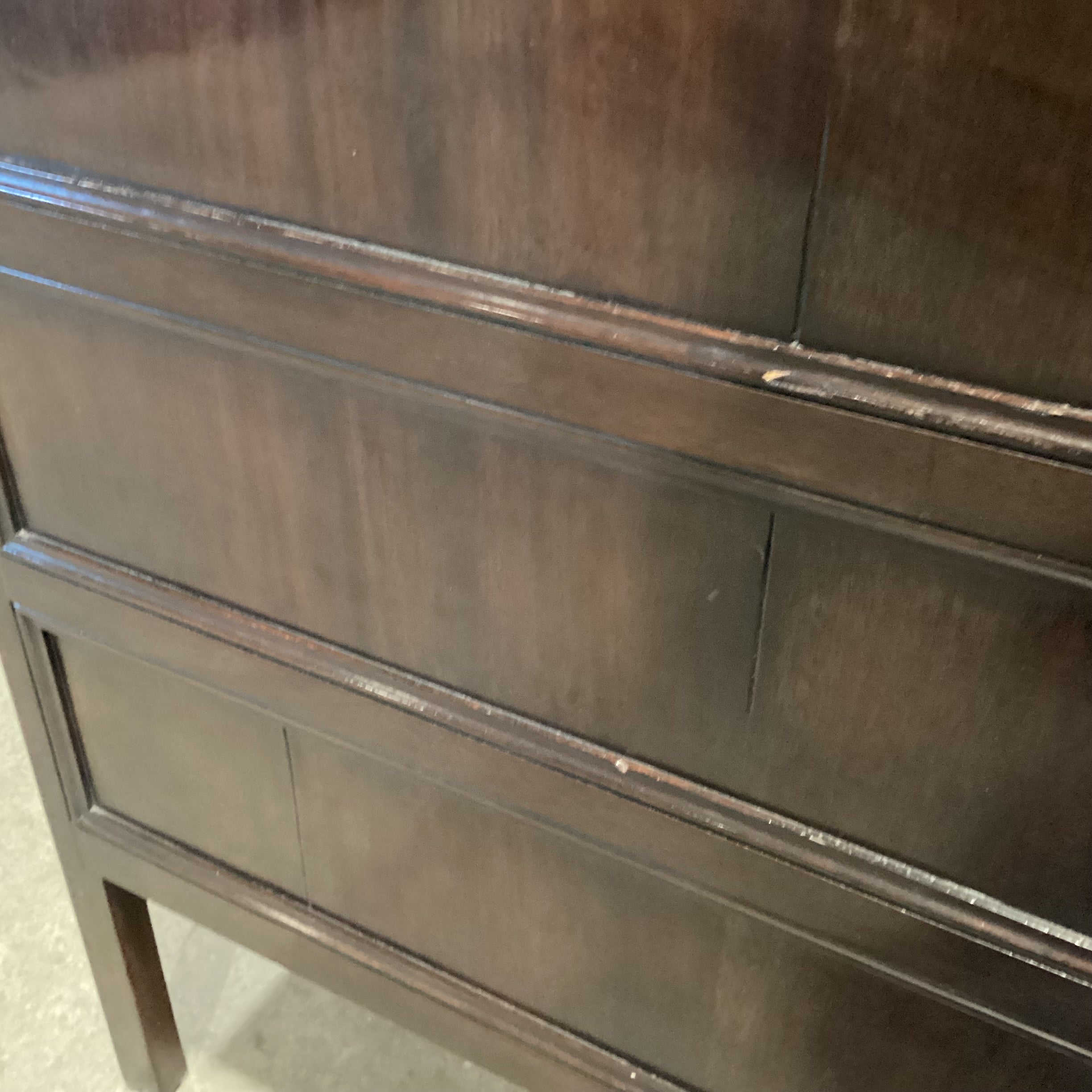 Dessin Fournir Handley Mahogany 3 Drawer Chest Nightstand 26"x 21"x 31"