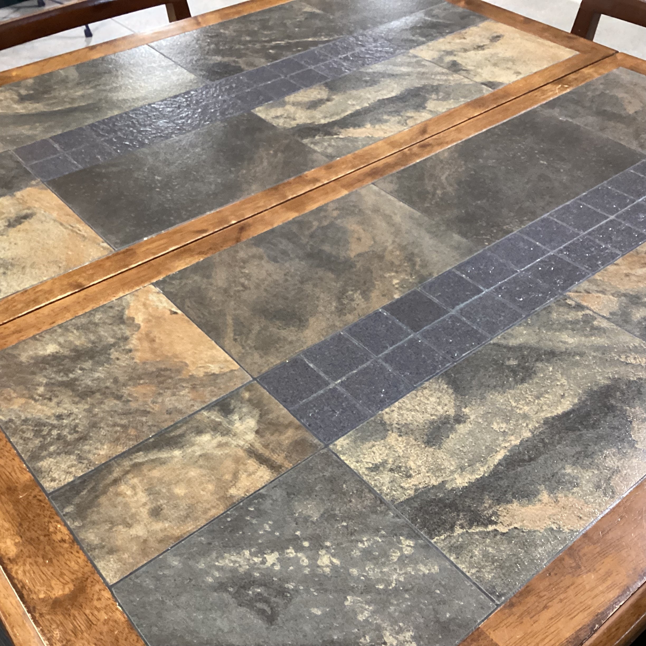 Carved Wood & Slate Stone Tile with Center Butterfly Leaf Table with 4 Wood & Croc Style Faux Leather Barstools Dining Set 44.5" to 62.5"x 44.5"x 35.5"