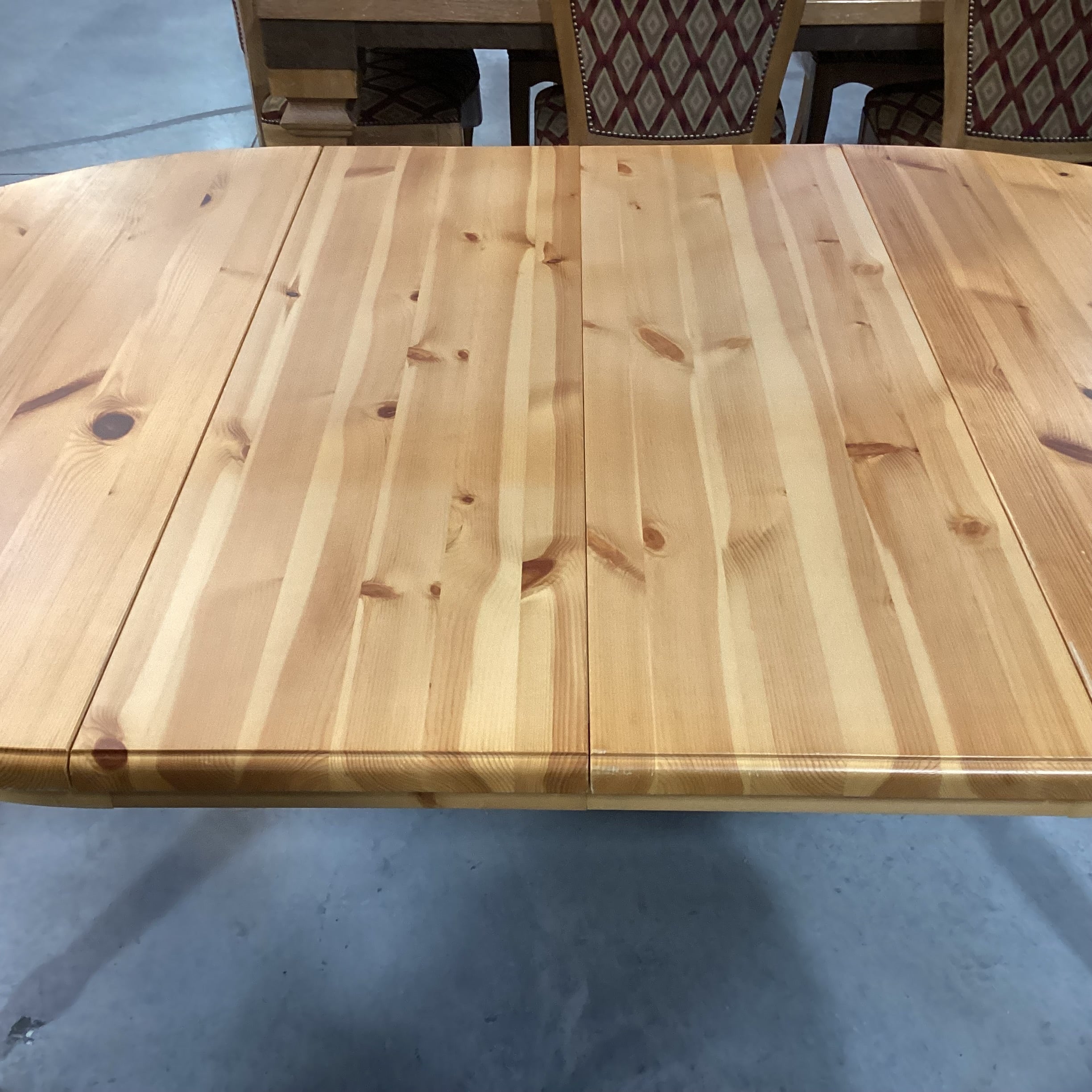 Natural Pine Round to Oval with 2 Leaves Dining Table 45" to 72.5"x 30"