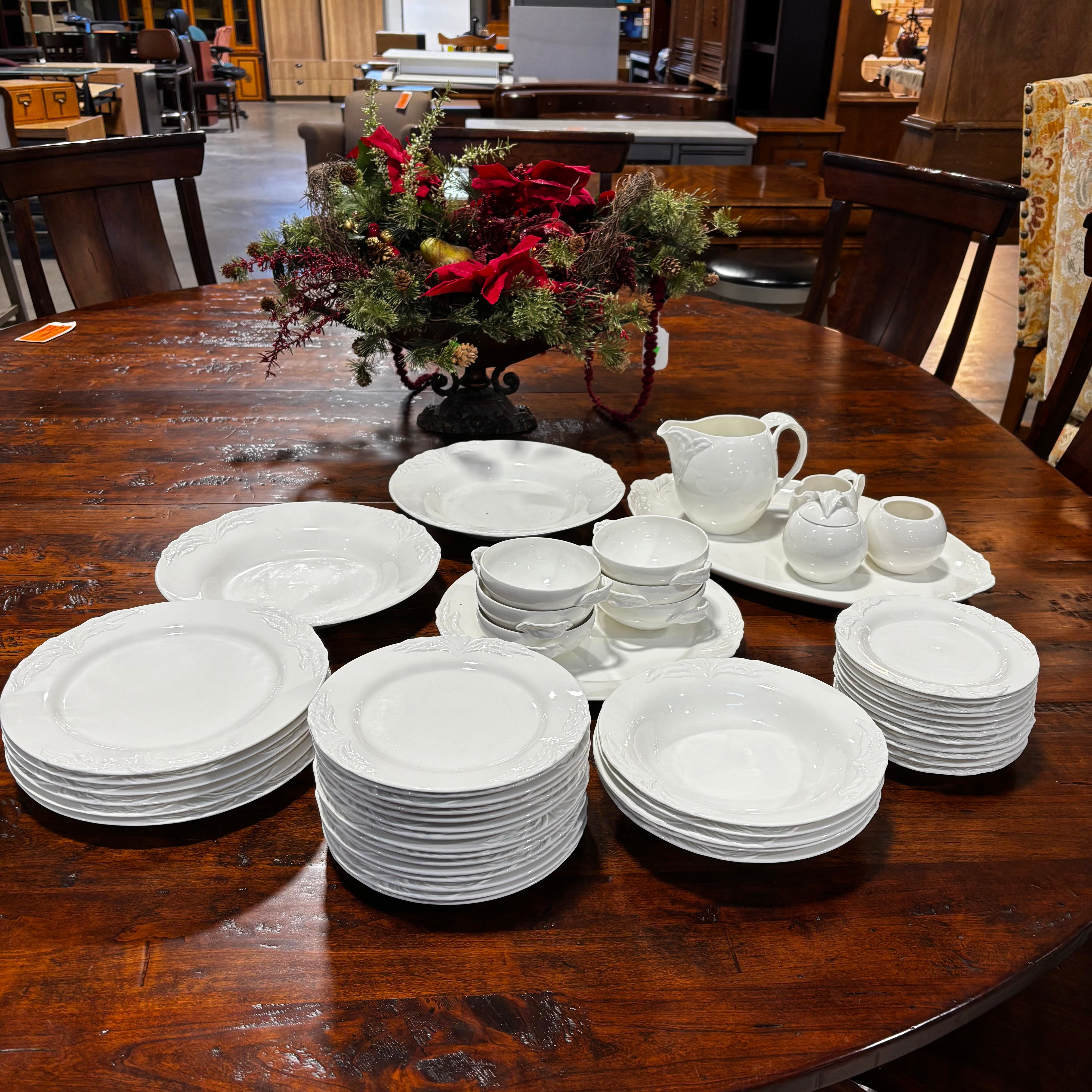 Set of 53 Pieces Villeroy & Boch "Foglia" Porcelain Dinnerware Set