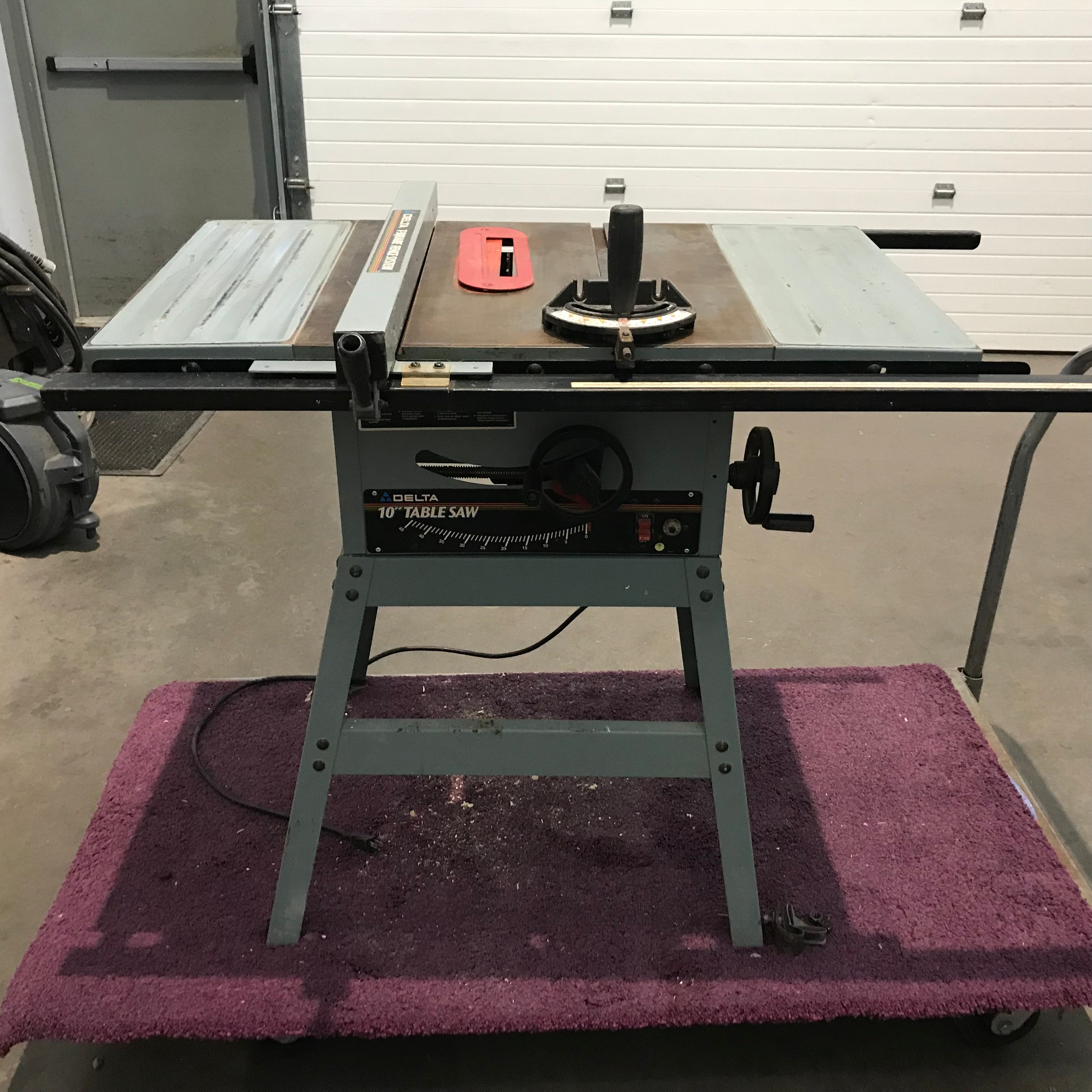 Delta 10" Table Saw 40"x 26"x 34"