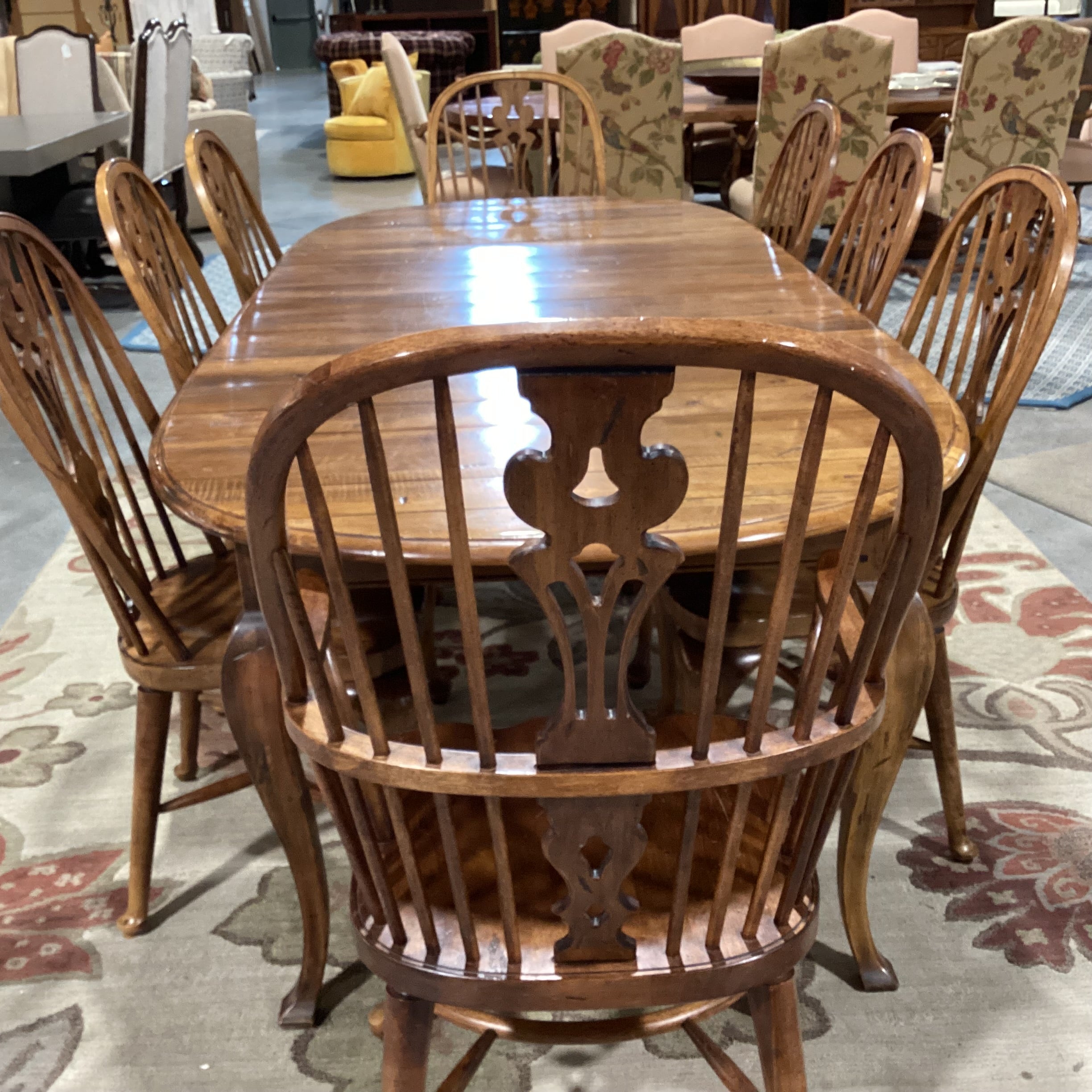 Ethan Allen Vintage Windsor Style Carved Distressed Wood 2 Leaf Table & 8 Chairs Dining Set 102"x 44.5"x  30"