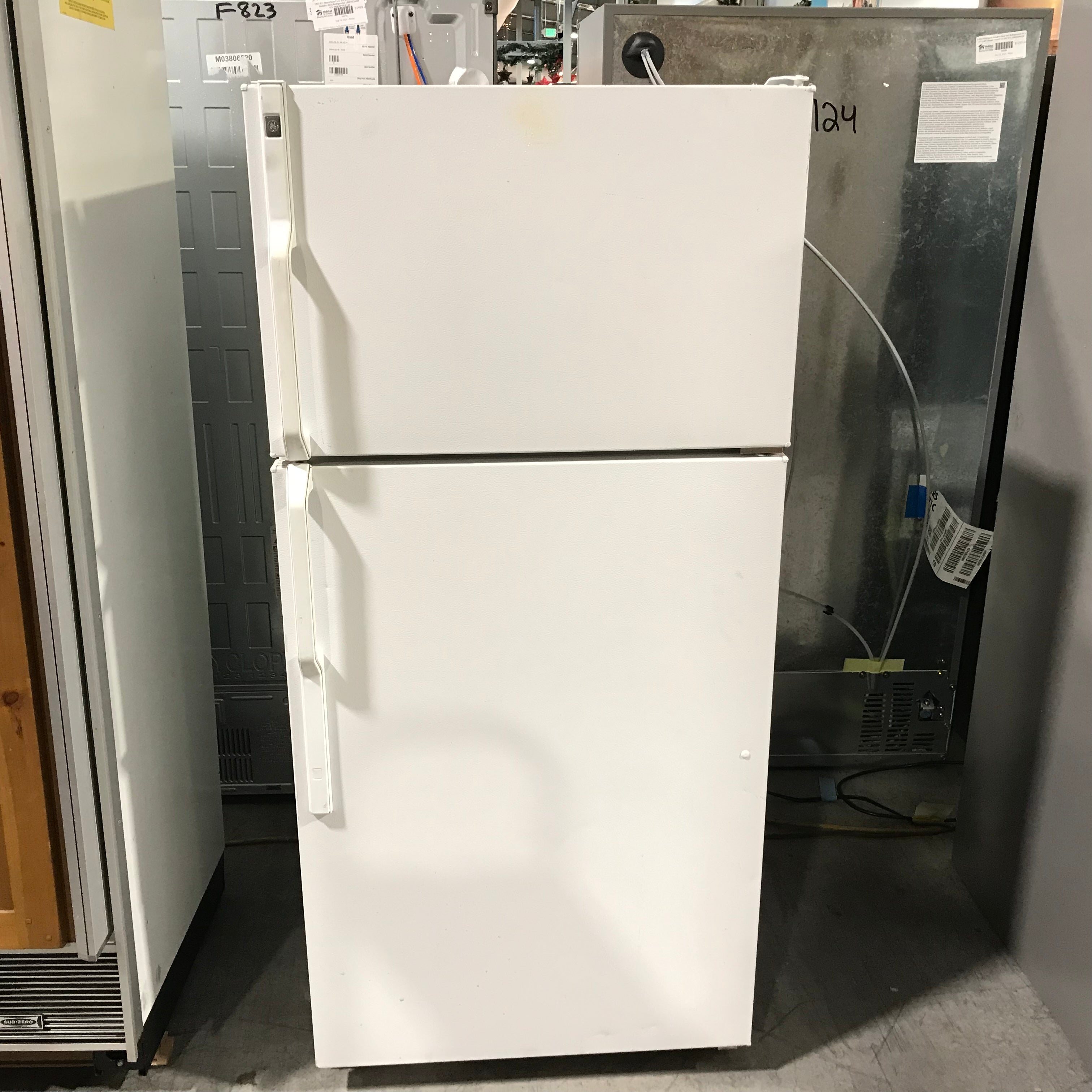 GE White Standard Refrigerator 28"x 27"x 62"