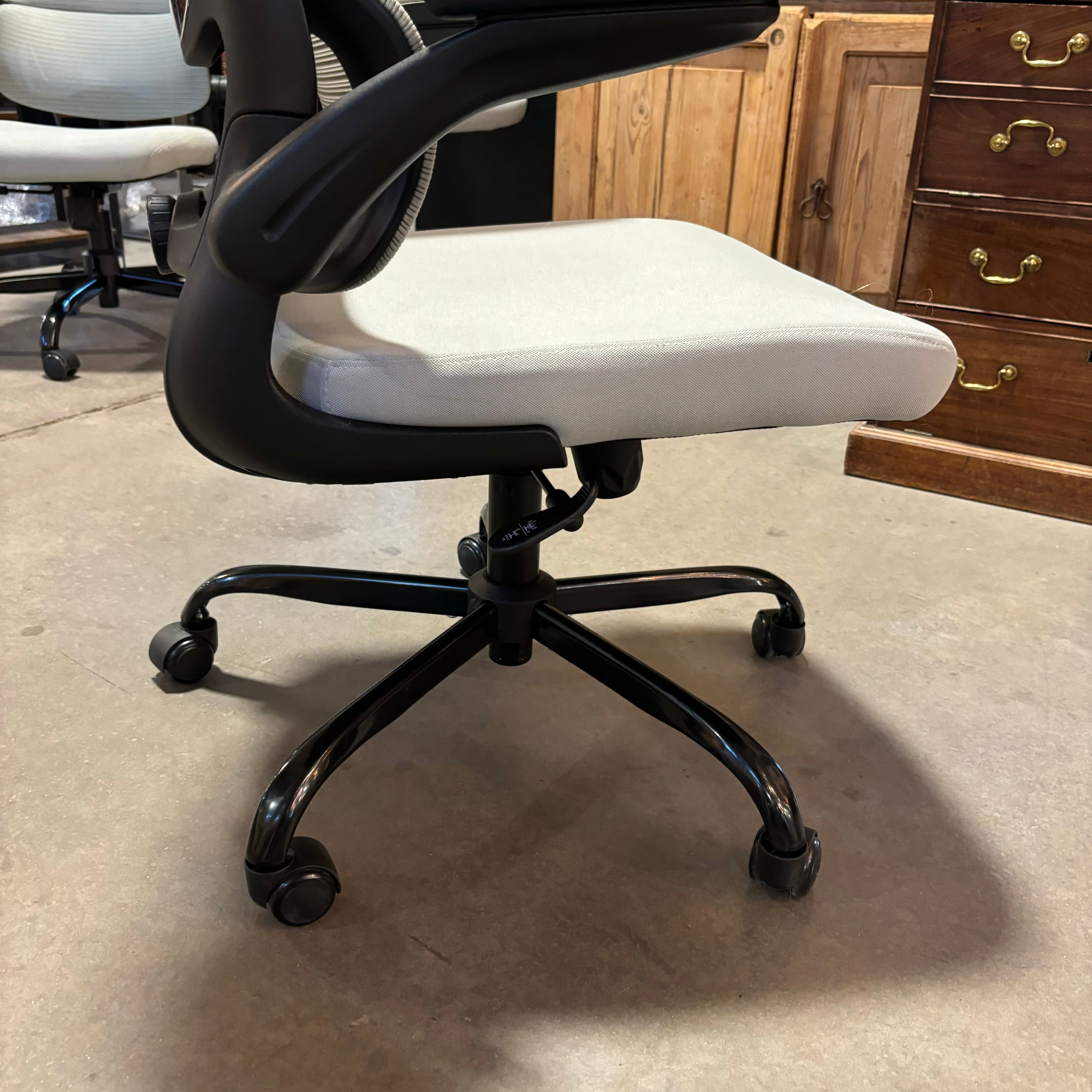 Grey Mesh Ergonomic Adjustable Height Office Chair 27"x 27"x 46" to 50"