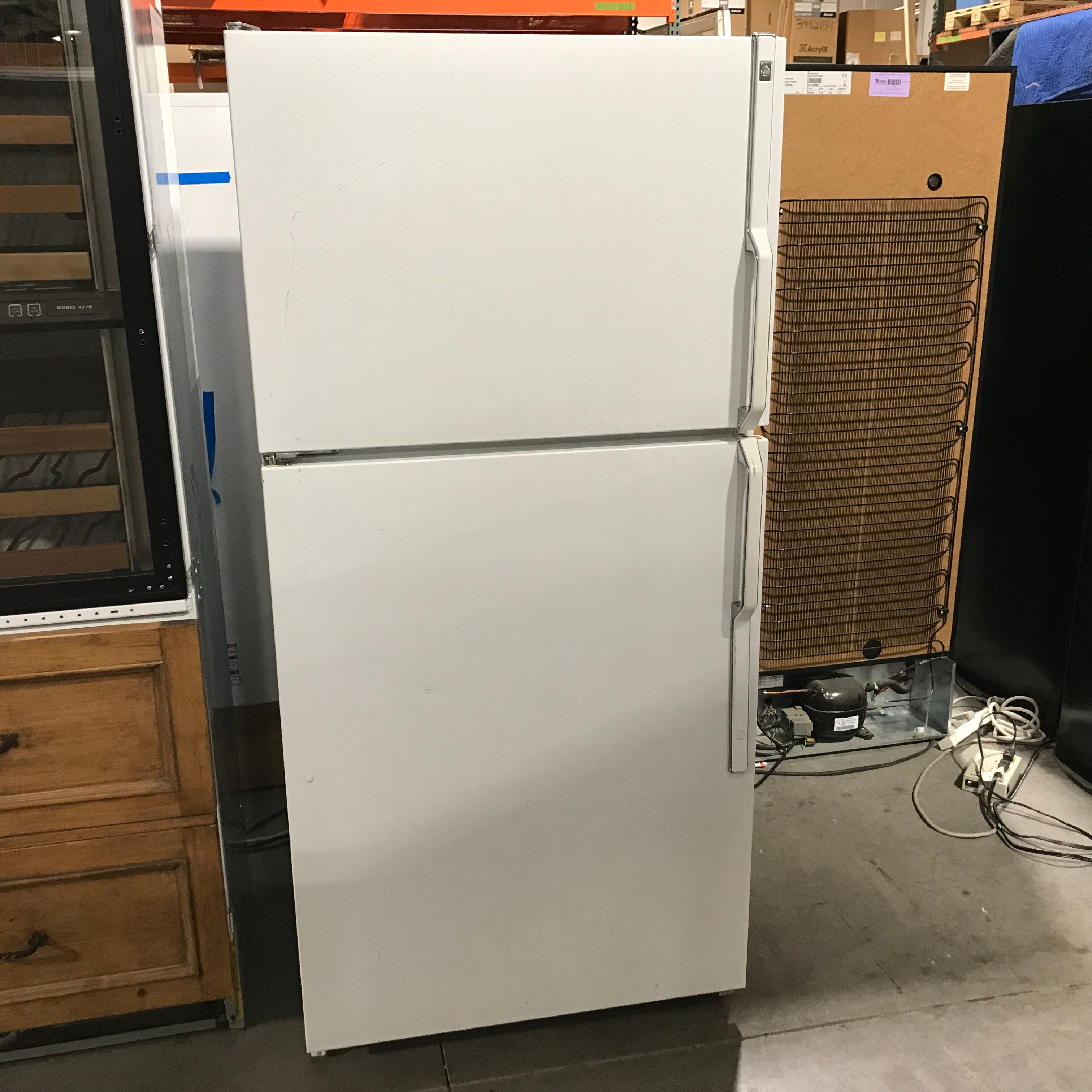 GE White Standard Refrigerator 31"x 31"x 67"