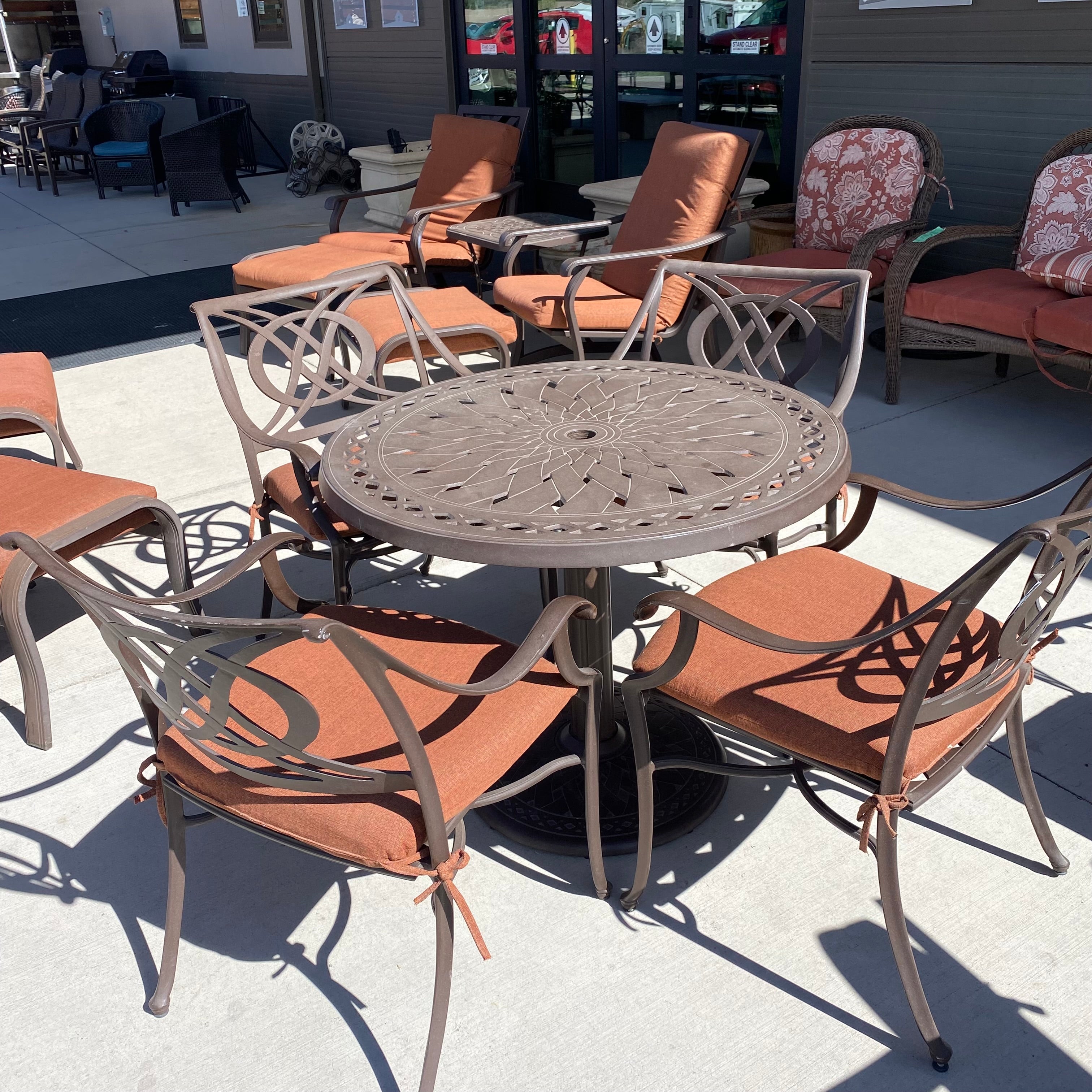 Telescope Casual Furniture Cast Aluminum Decorative Round Table Set/4 Chairs with Cushions 35" Diameter x 28"